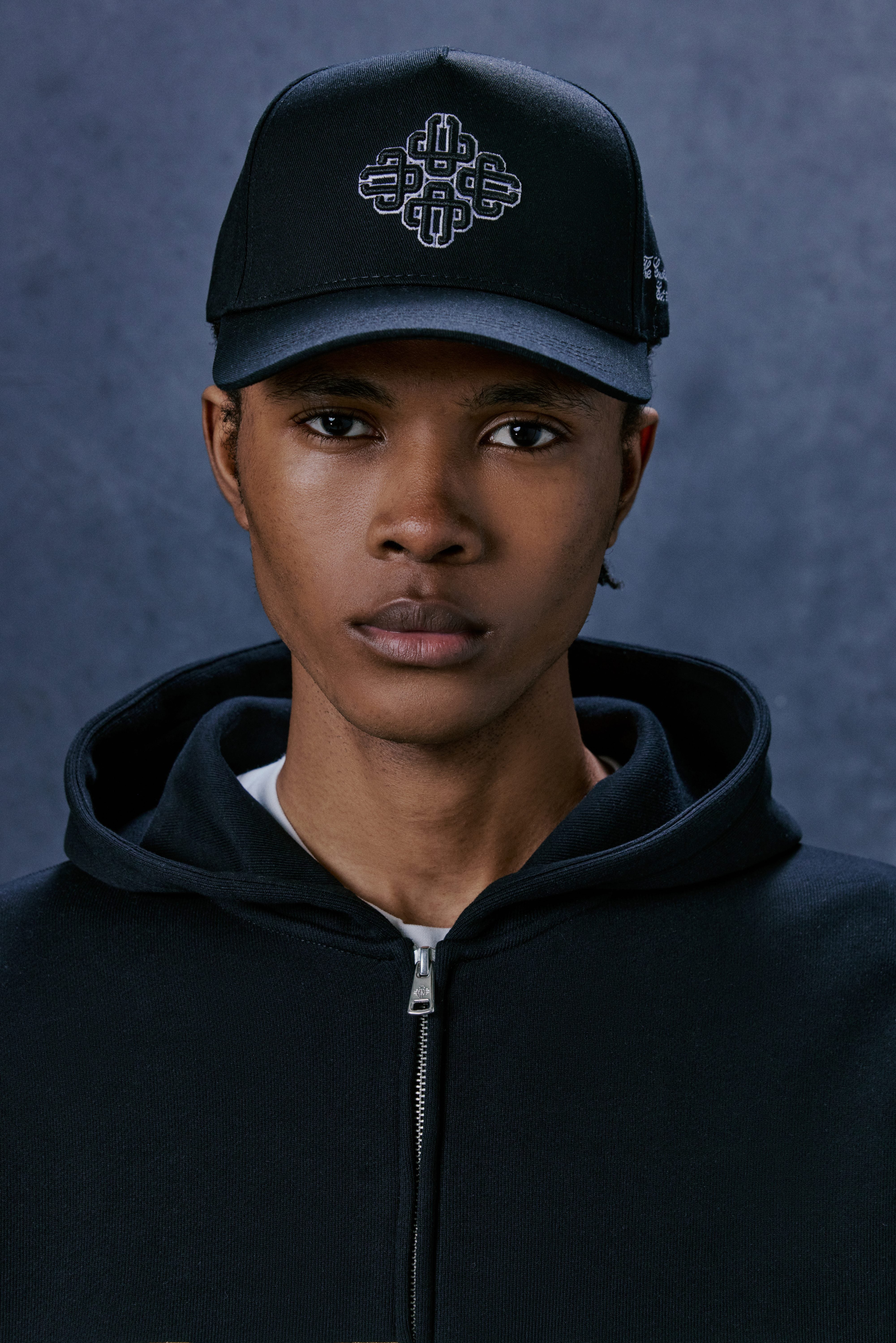 EMBLEM EMBROIDERY CAP - BLACK/WHITE