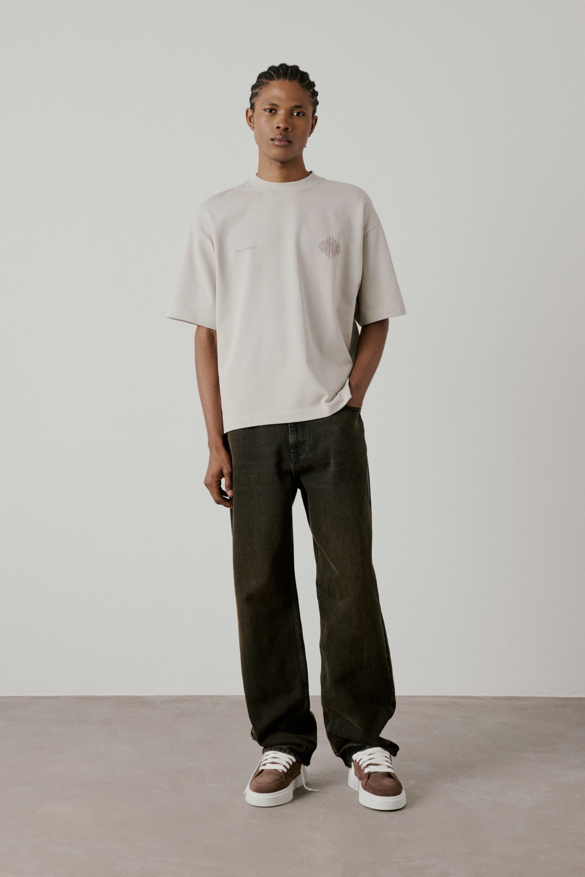 MOTION BLURRED EMBLEM T-SHIRT - STONE