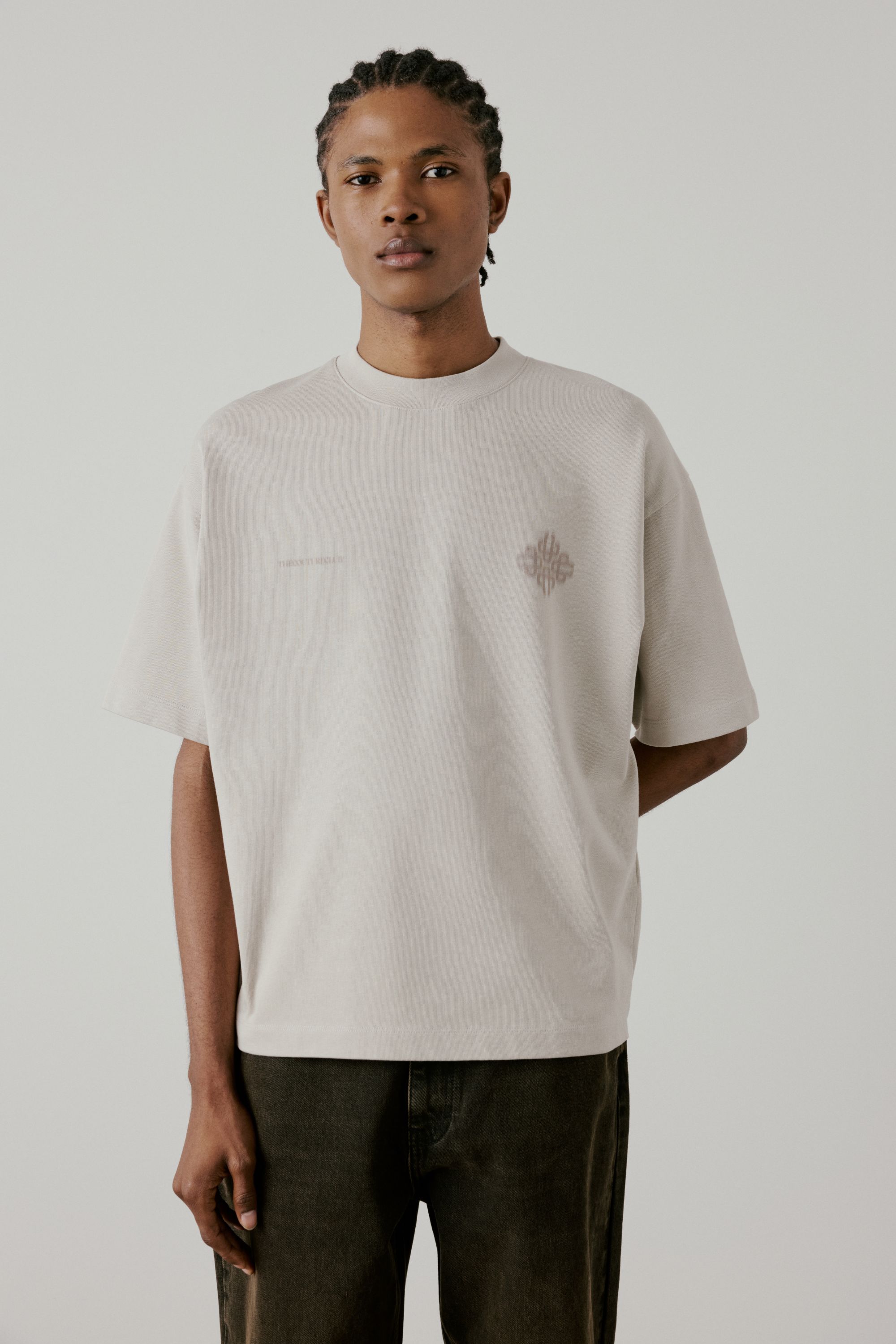 MOTION BLURRED EMBLEM T-SHIRT - STONE
