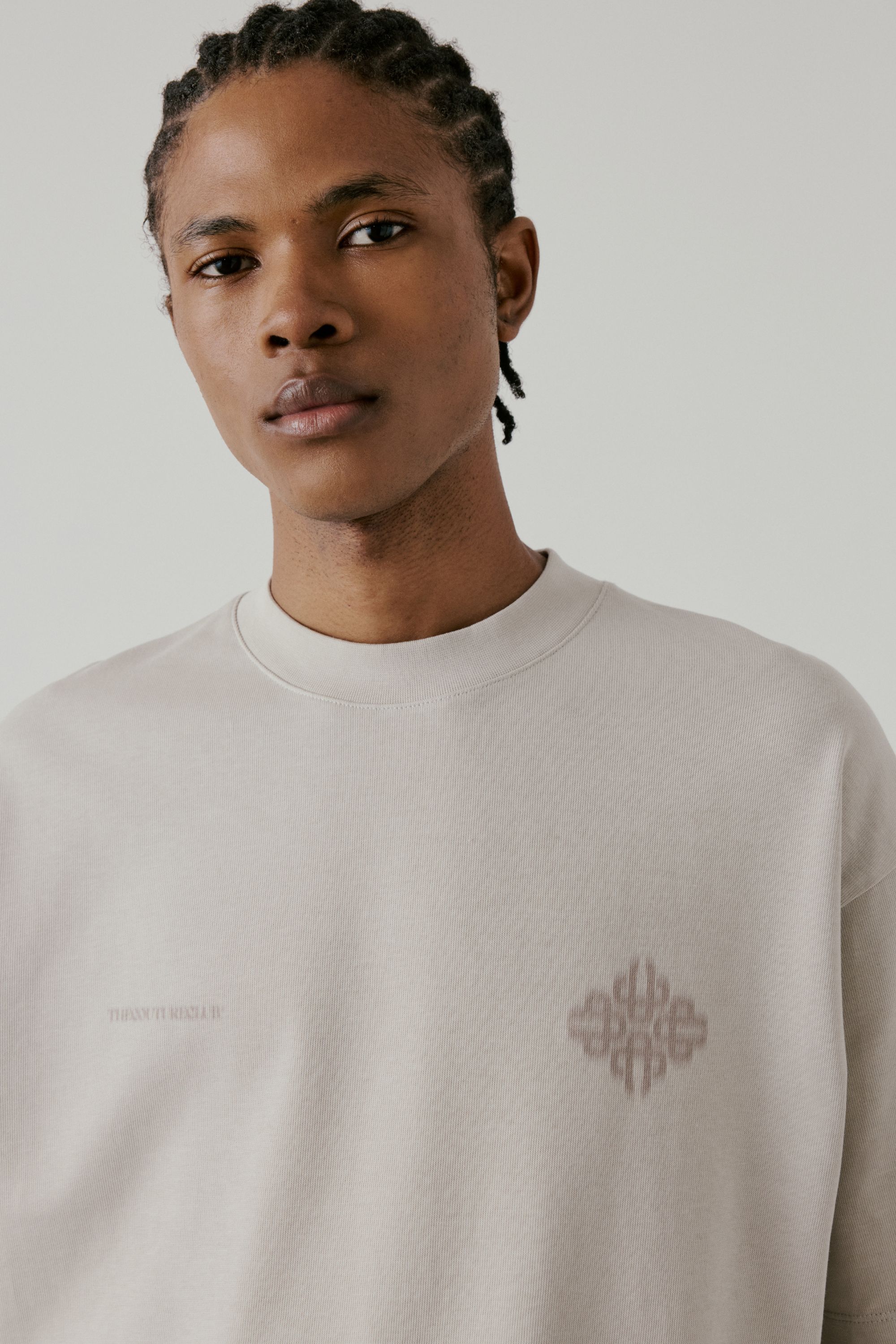 MOTION BLURRED EMBLEM T-SHIRT - STONE