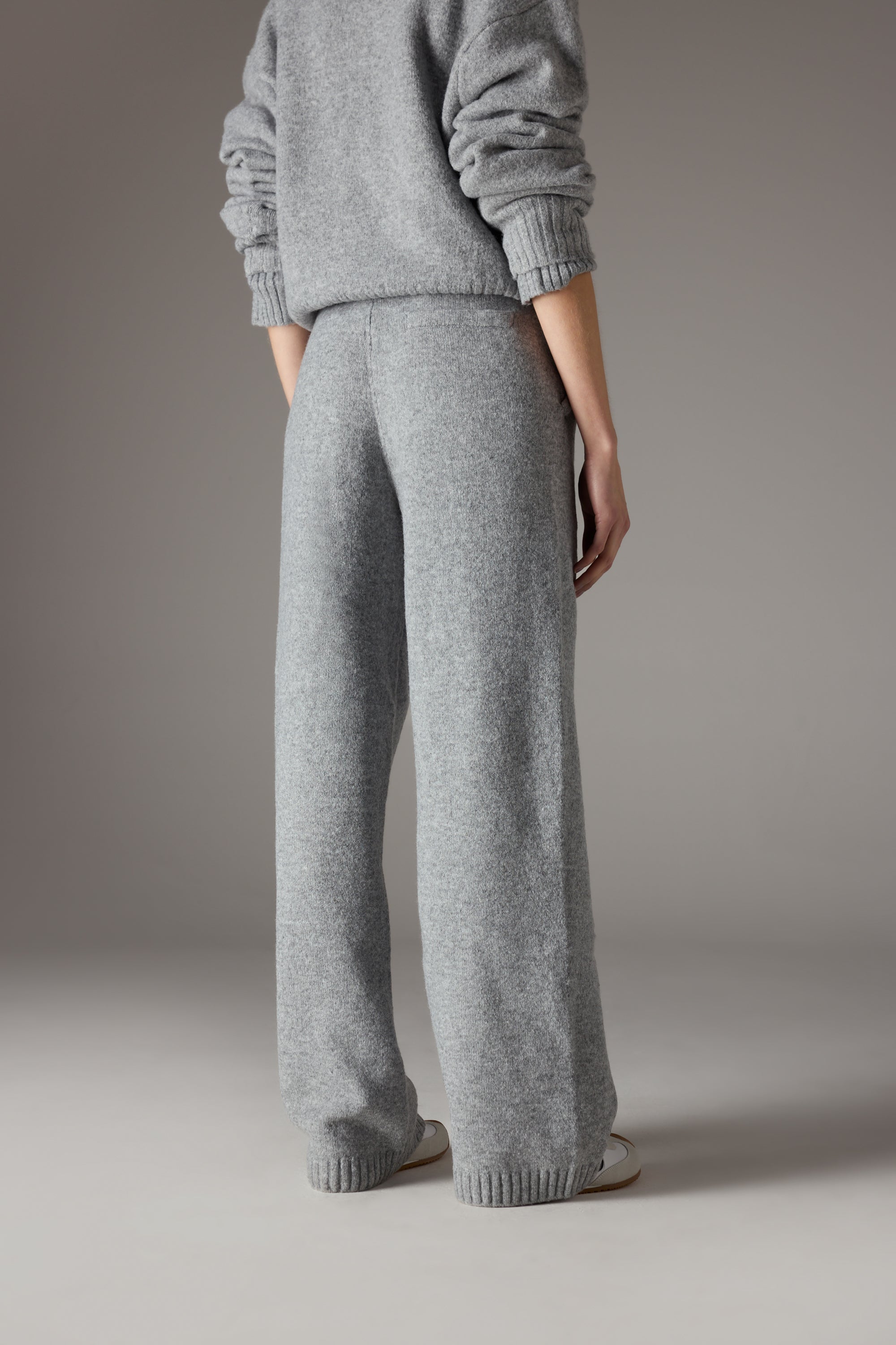 FLUFFY KNIT EMBLEM EMBROIDERED JOGGER - GREY MARL