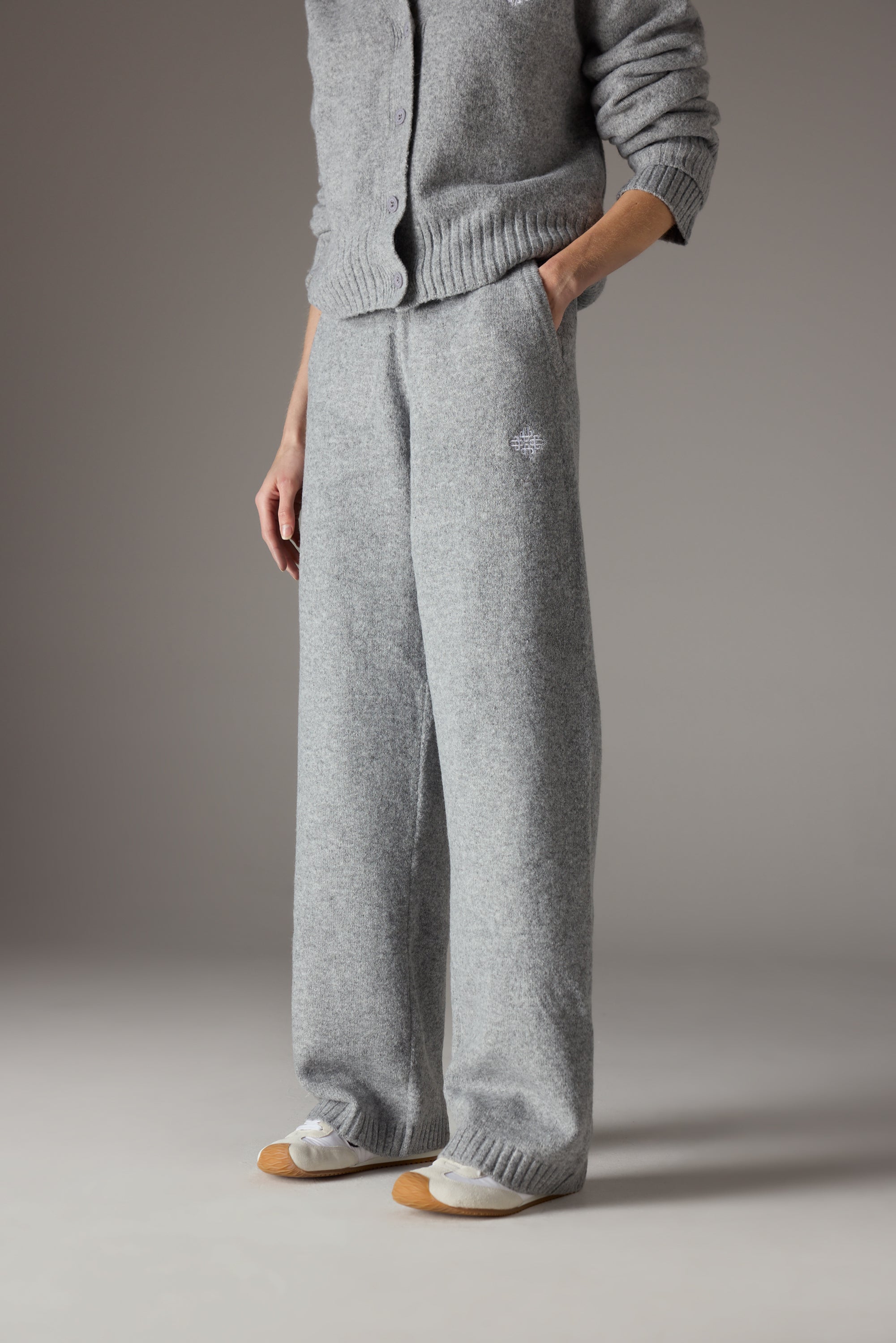 FLUFFY KNIT EMBLEM EMBROIDERED JOGGER - GREY MARL