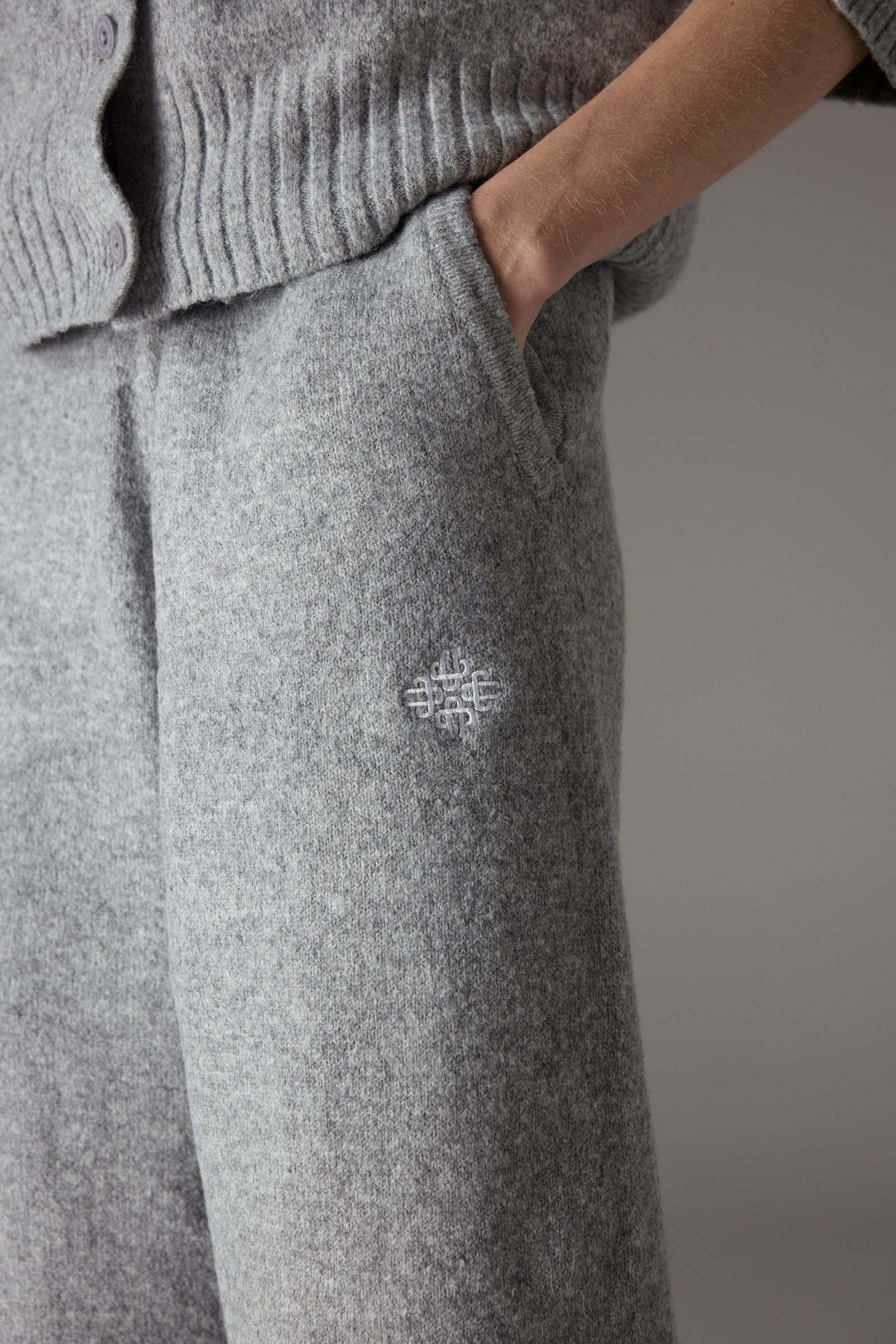 FLUFFY KNIT EMBLEM EMBROIDERED JOGGER - GREY MARL