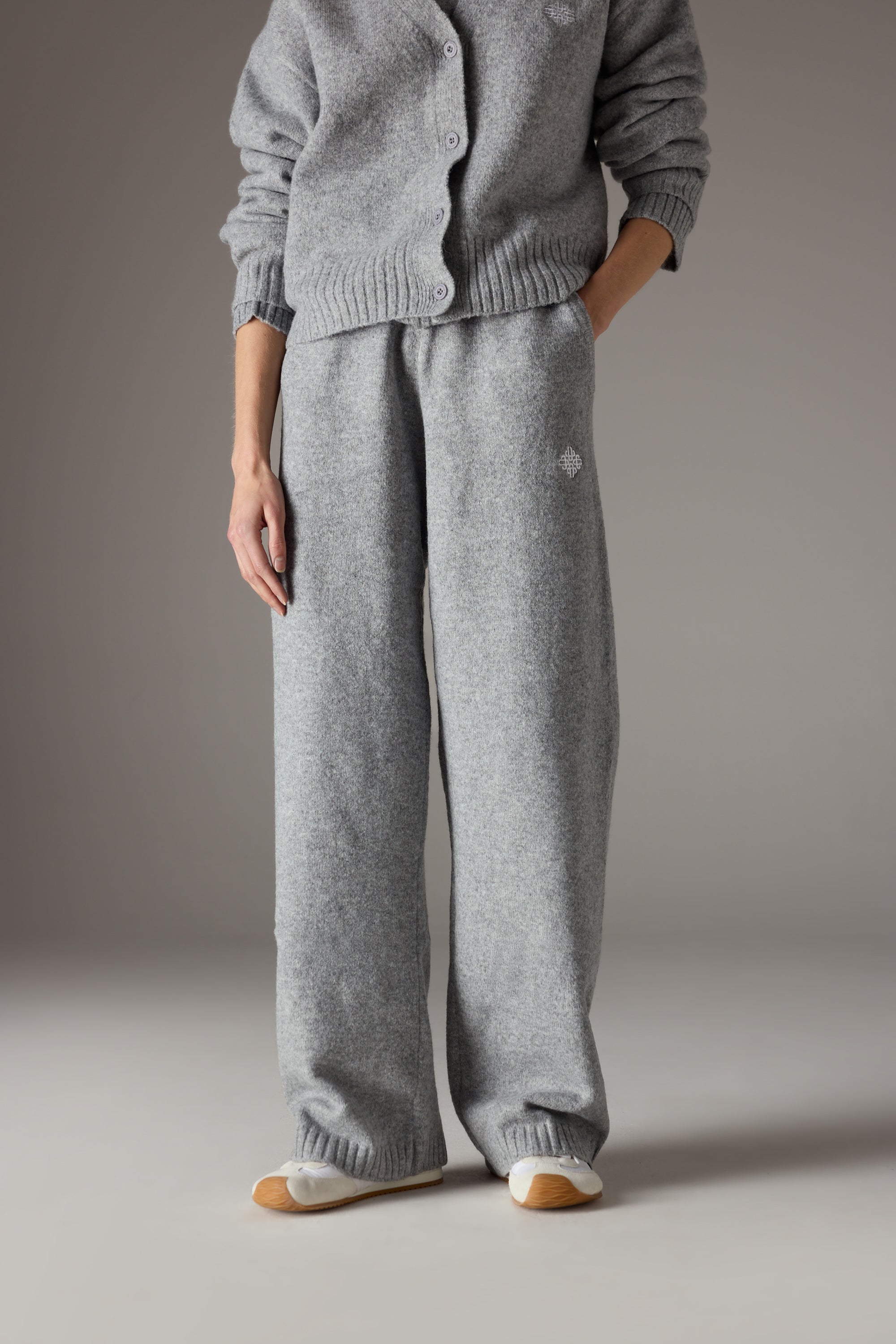 FLUFFY KNIT EMBLEM EMBROIDERED JOGGER - GREY MARL