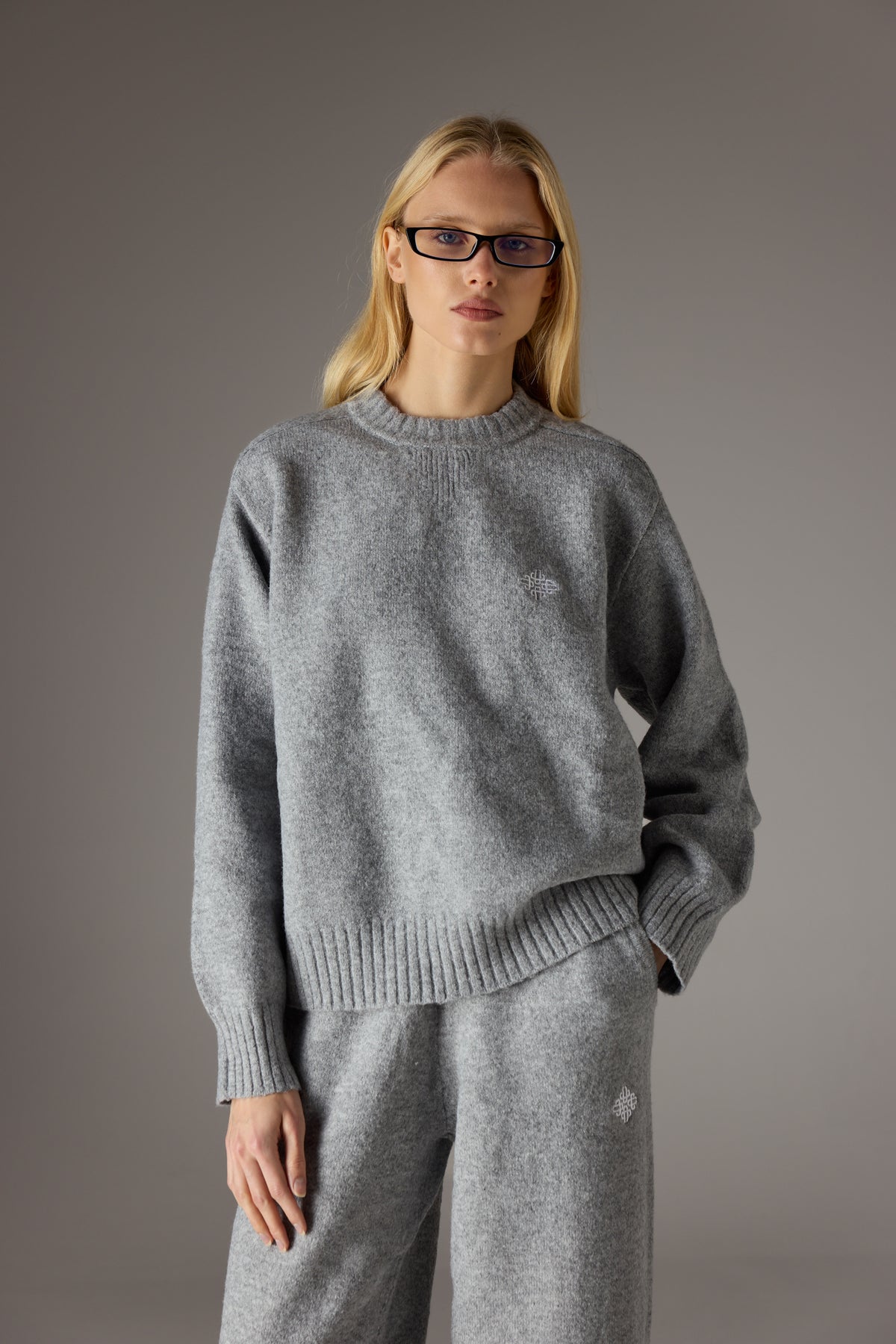 FLUFFY KNIT EMBLEM EMBROIDERED CREW MARL