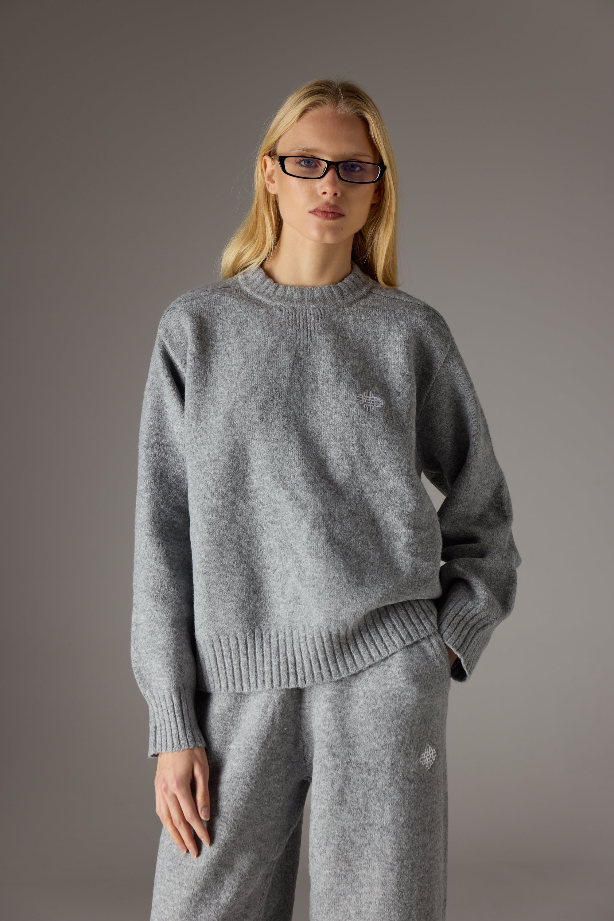 FLUFFY KNIT EMBLEM EMBROIDERED CREW MARL
