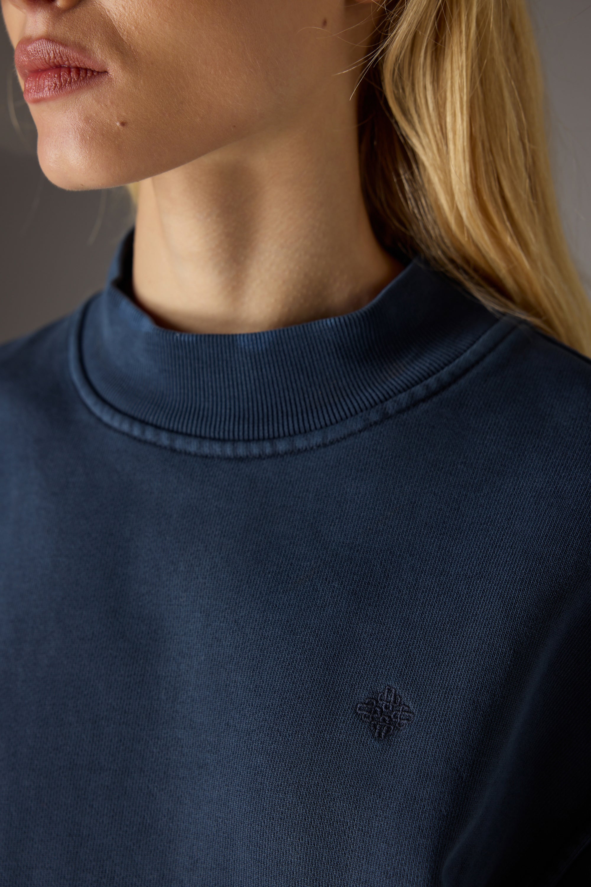 WASHED MOCK NECK SWEATSHIRT - DARK NAVY