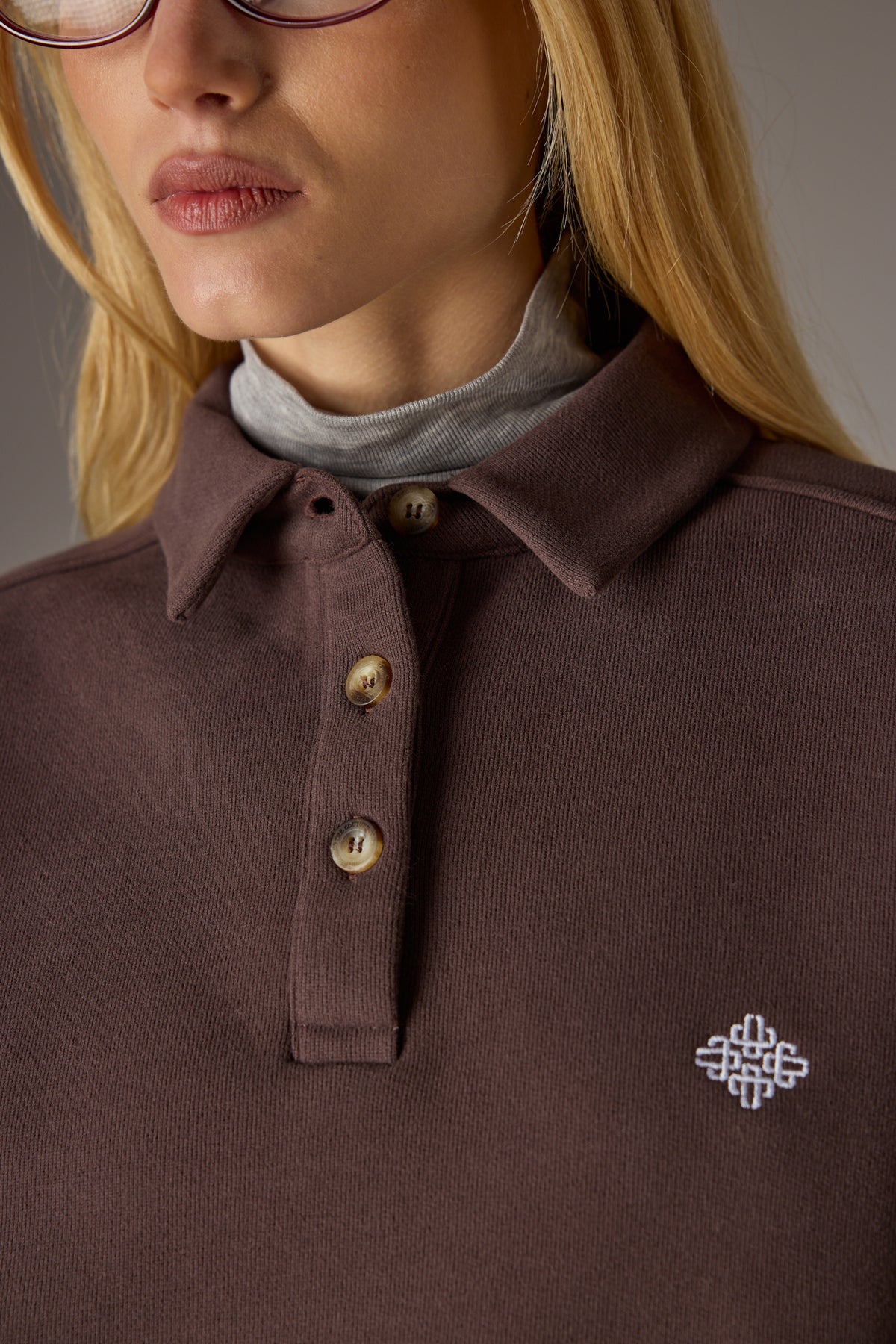 EMBLEM EMBROIDERED RUGBY POLO - CHOCOLATE