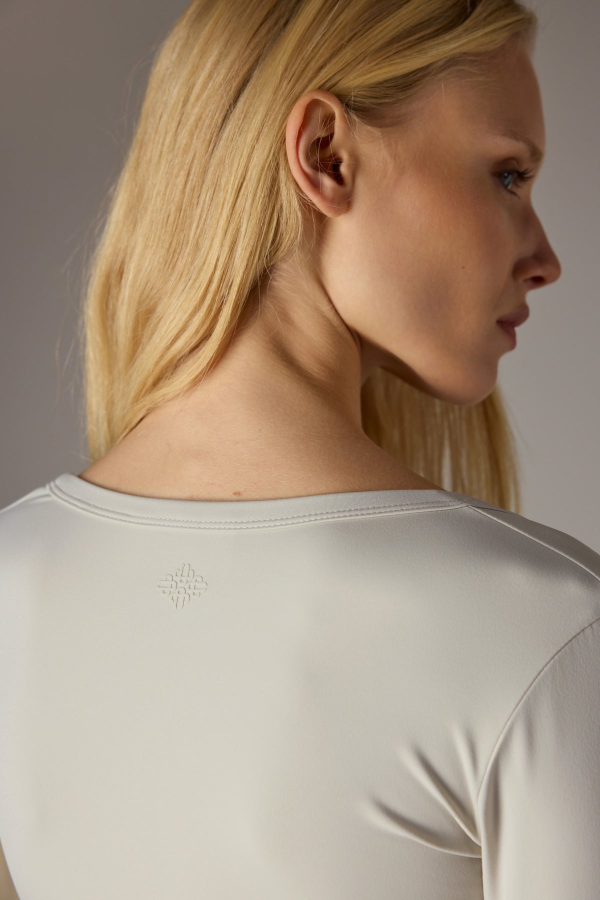 SCULPTING STRETCH SCOOP NECK LONG SLEEVE TOP - BONE
