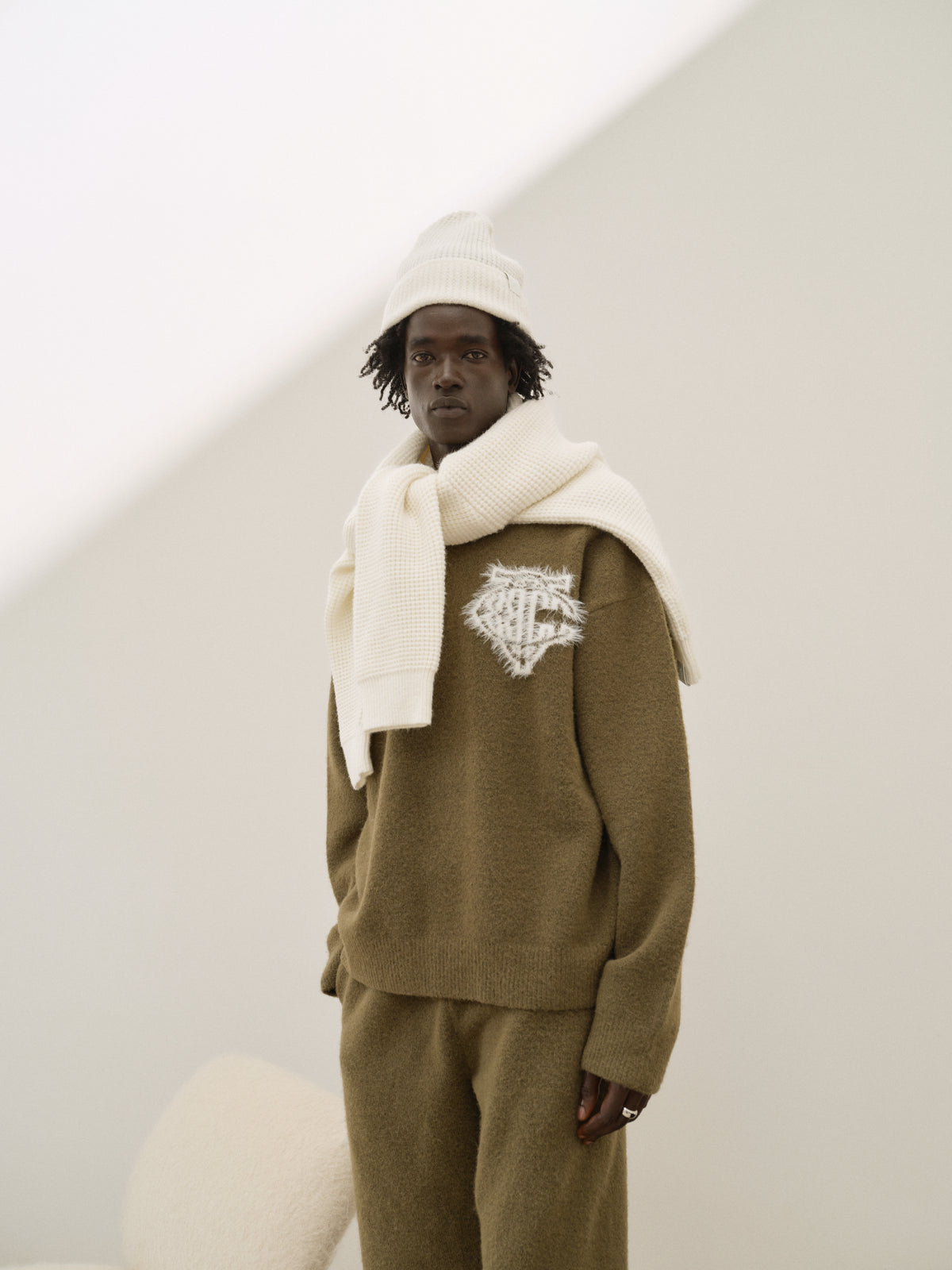 MONOGRAM FLUFFY KNIT CREW - KHAKI