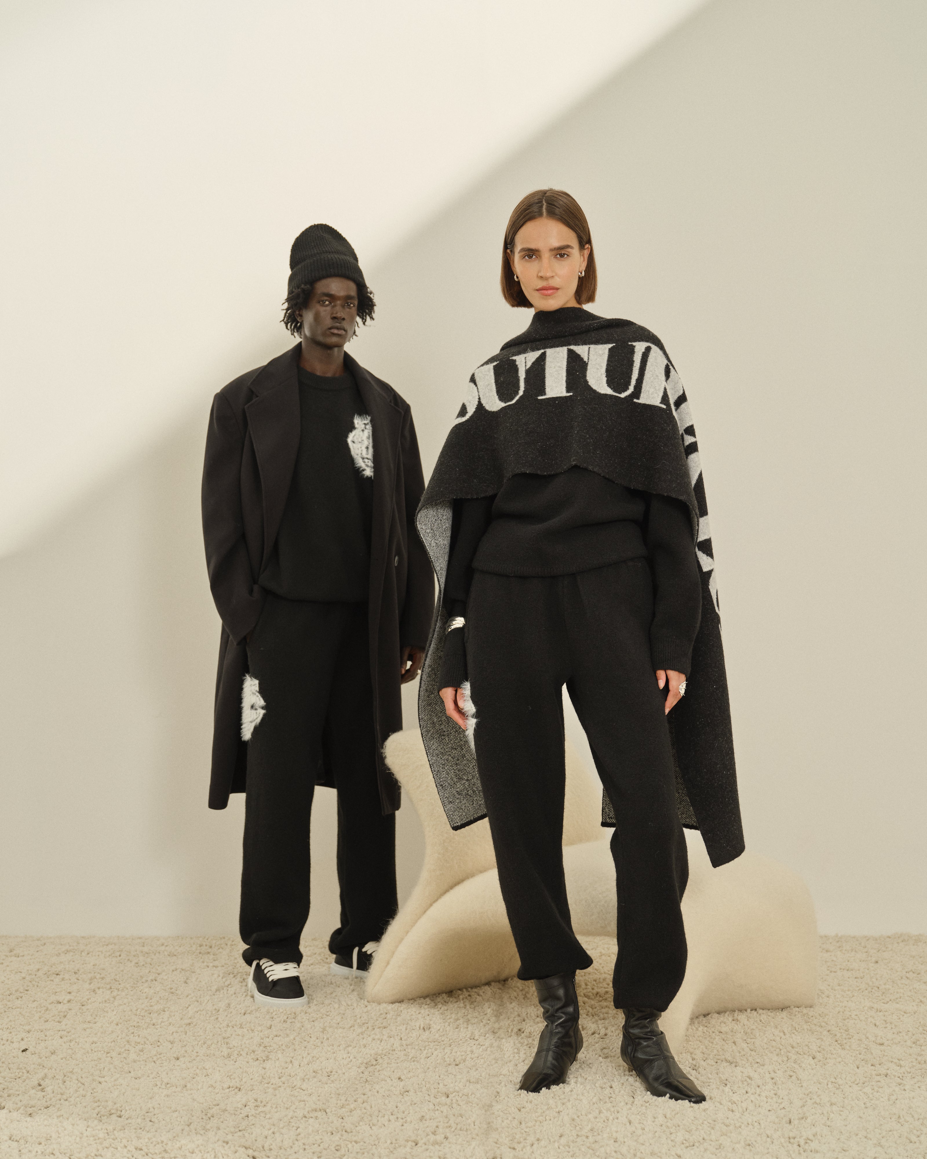 FLUFFY KNIT COPYRIGHT SCARF - BLACK