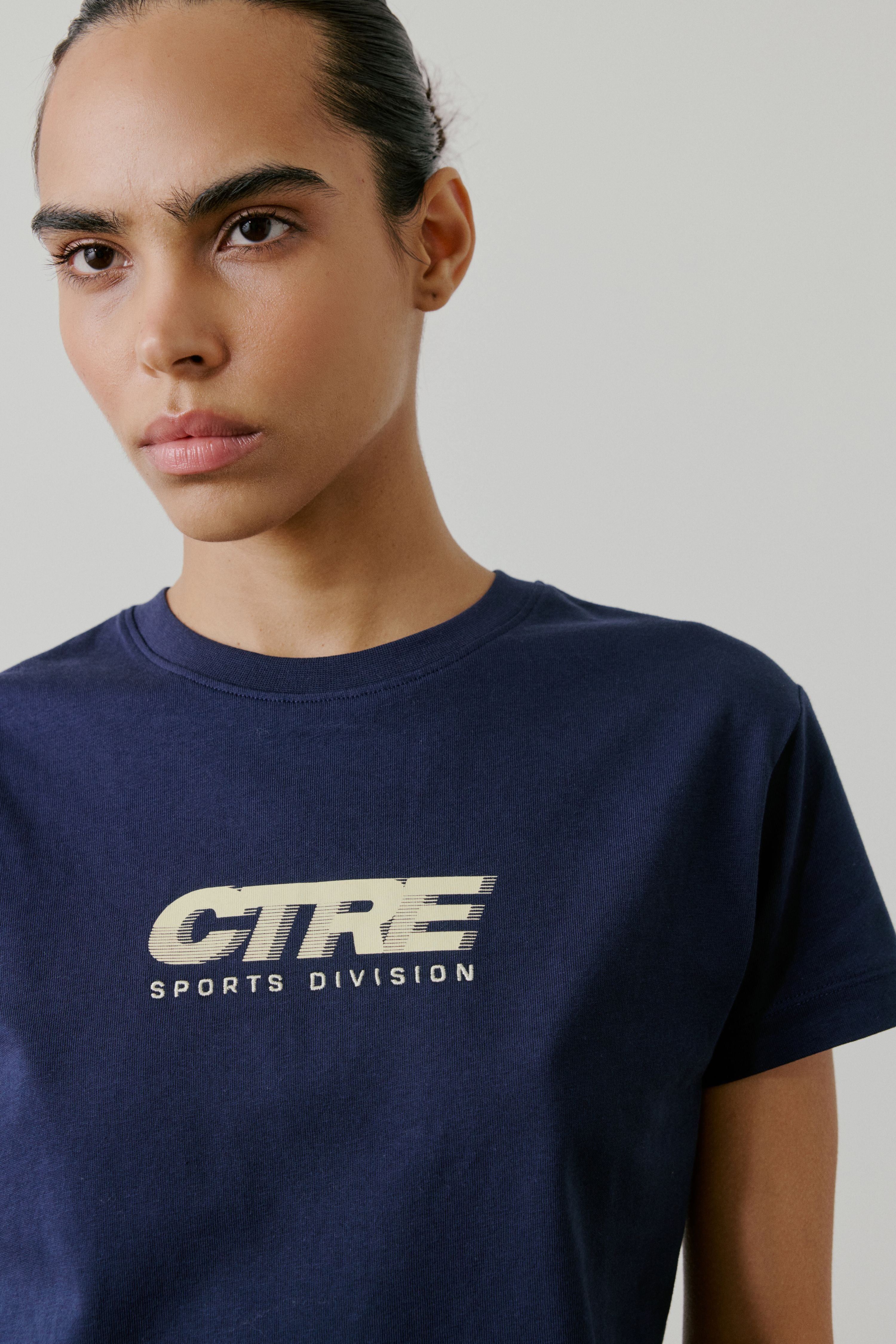 RETRO SPORT CTRE GRAPHIC BABY TEE - NAVY