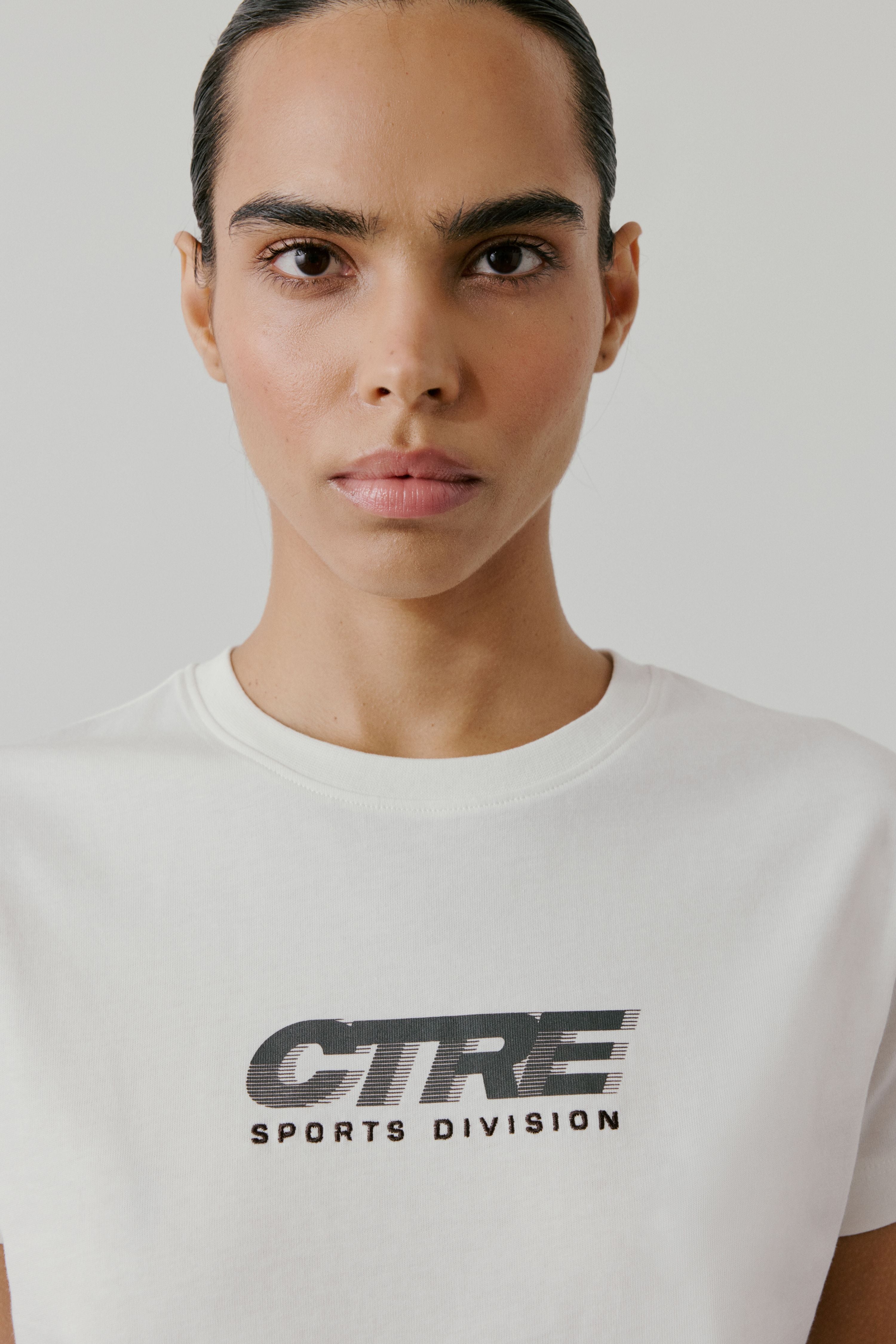 RETRO SPORT CTRE GRAPHIC BABY TEE - OFF WHITE