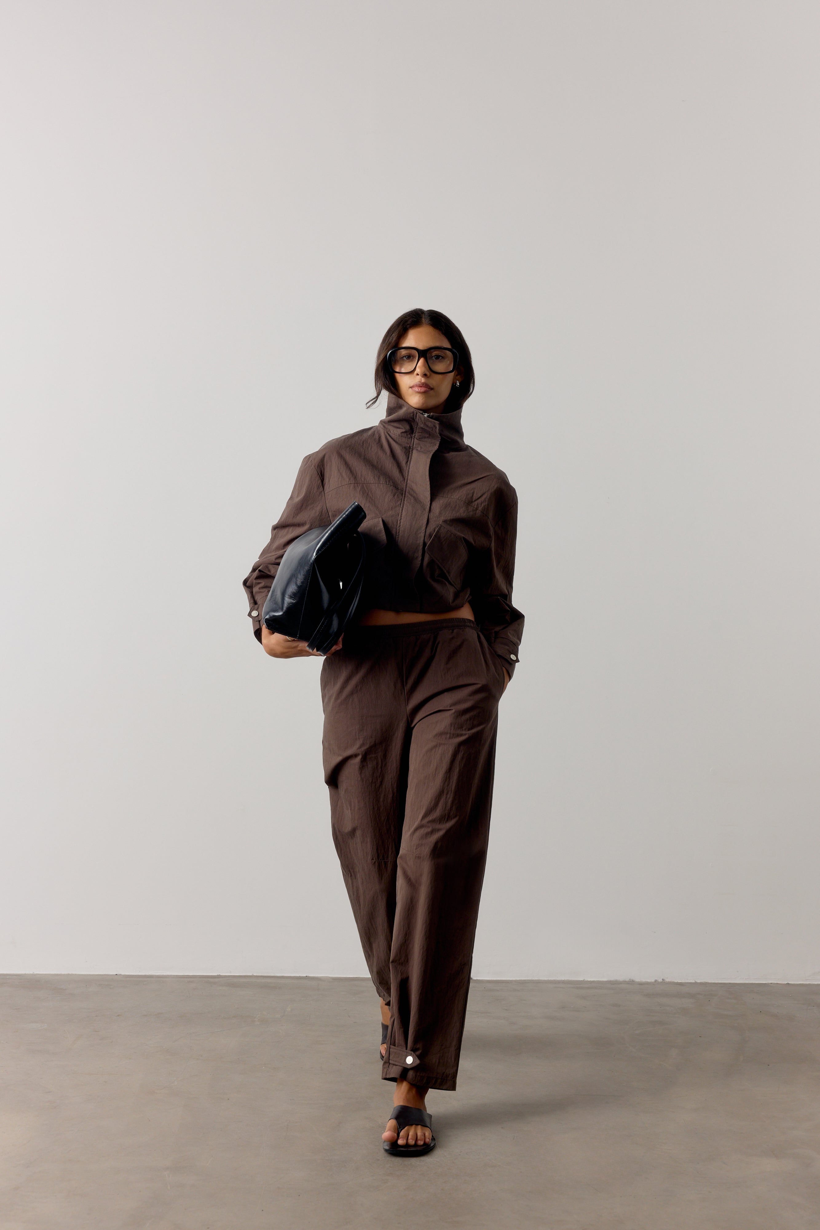 FUNNEL NECK SHELL JACKET - BROWN