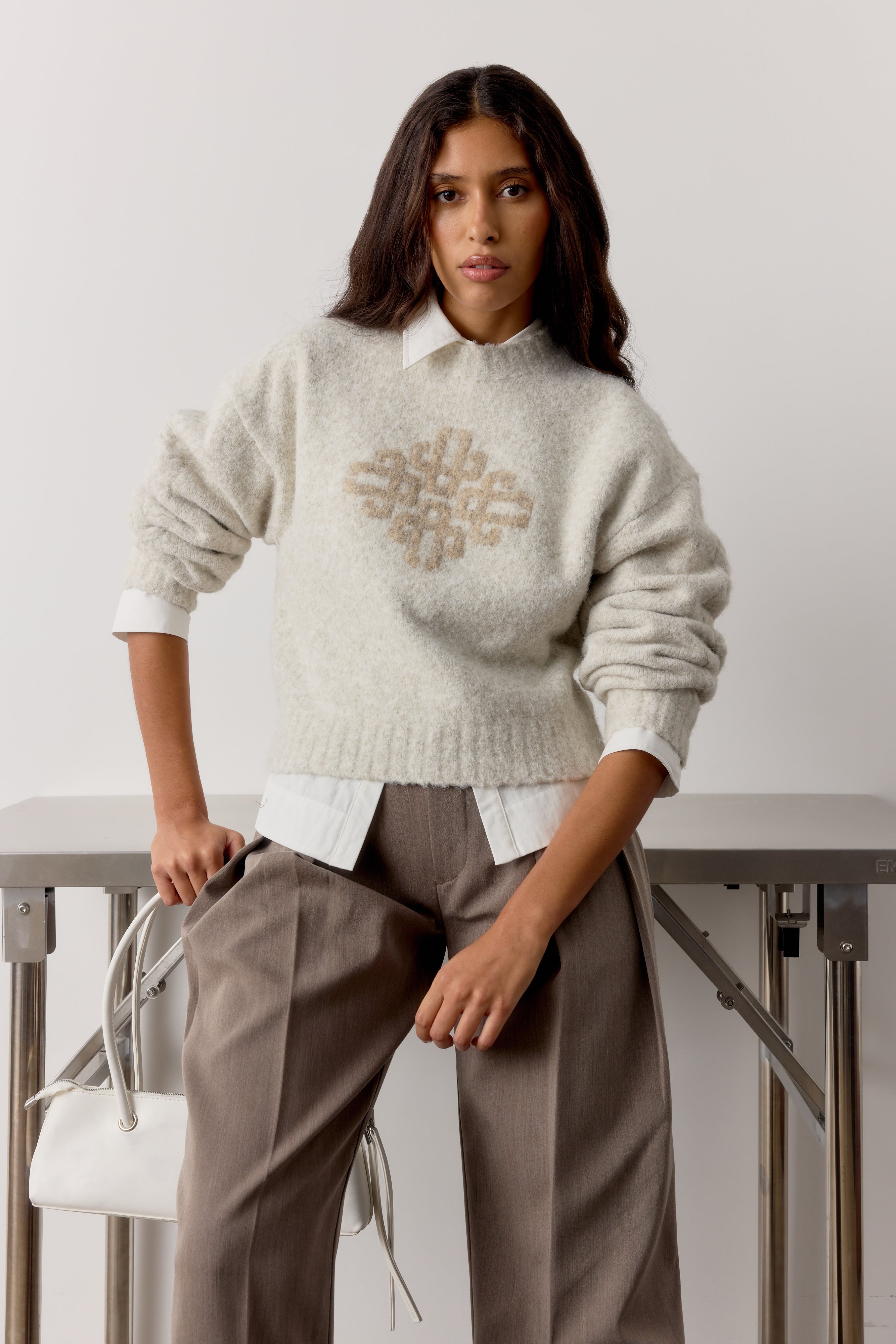CONTRAST EMBLEM KNIT CREW - BEIGE