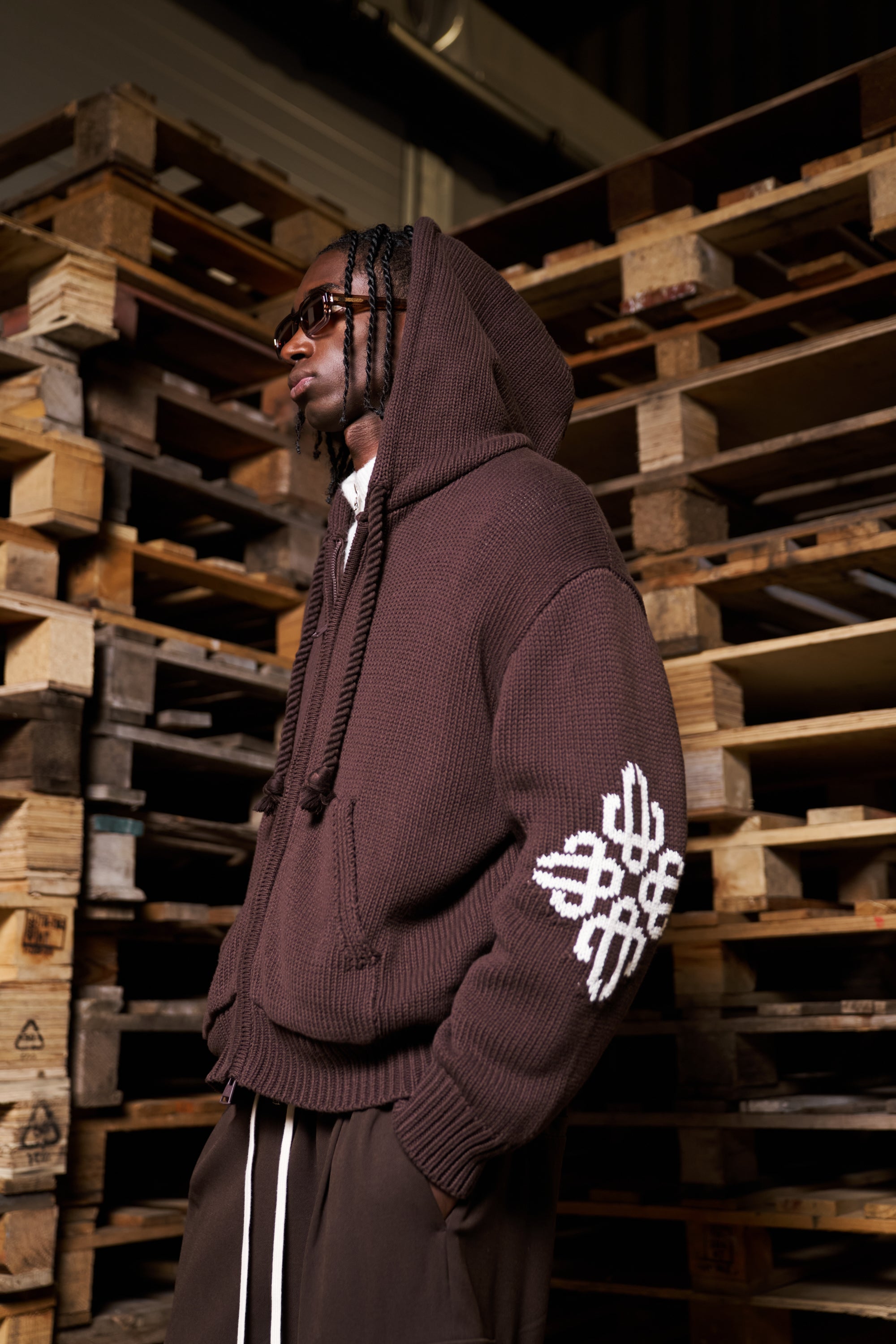 CHUNKY KNIT EMBLEM ZIP THROUGH HOODIE - CHOCOLATE
