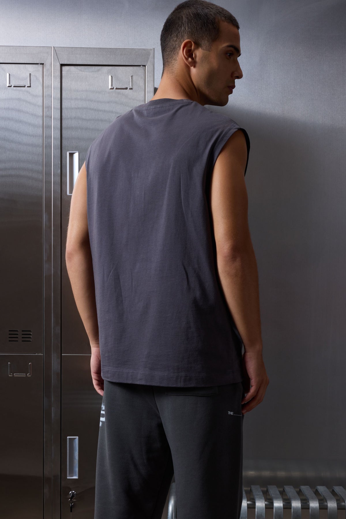 LUXURY IN MOTION EMBLEM VEST - CHARCOAL