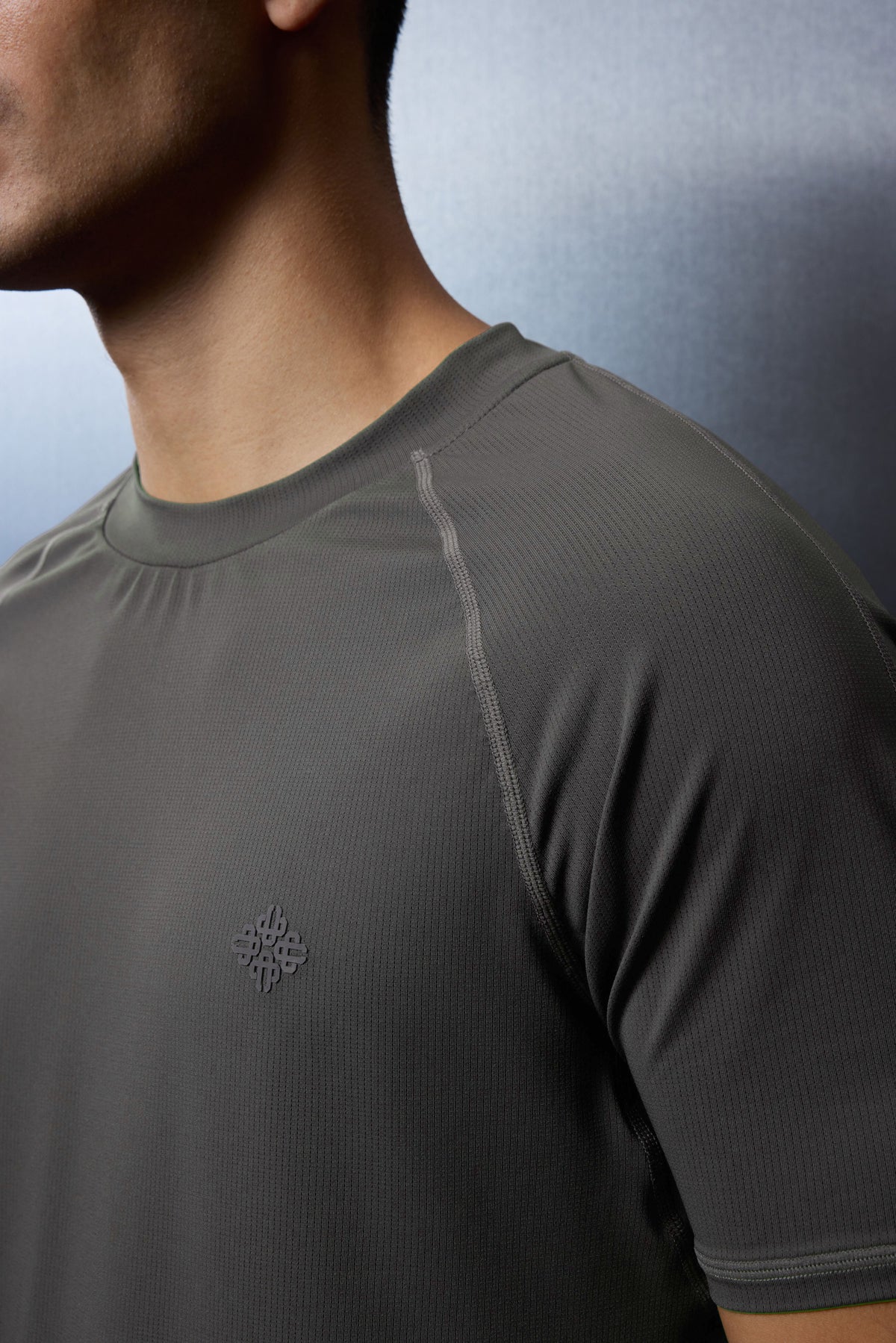 Men's Short Sleeve Training Top in Charcoal – close-up of the shoulder seam detail