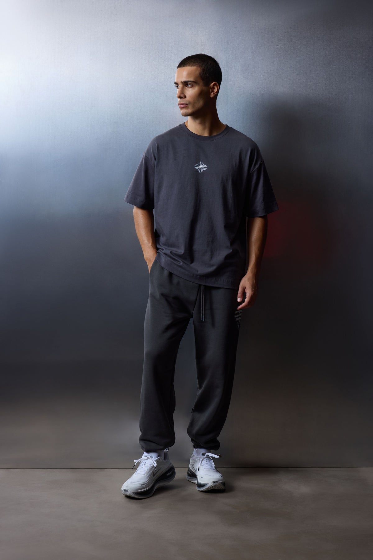 LUXURY IN MOTION EMBLEM T-SHIRT - CHARCOAL