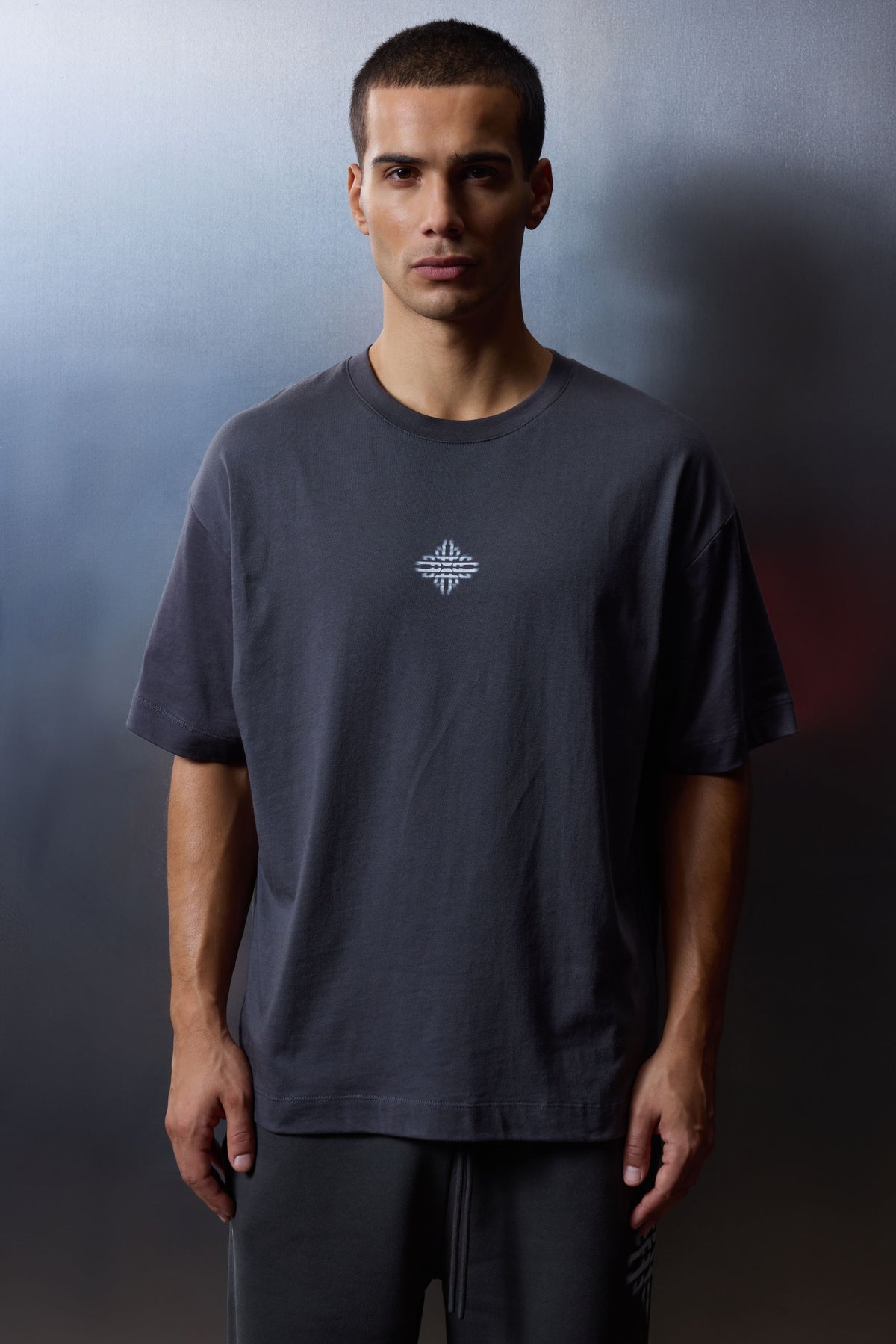 LUXURY IN MOTION EMBLEM T-SHIRT - CHARCOAL