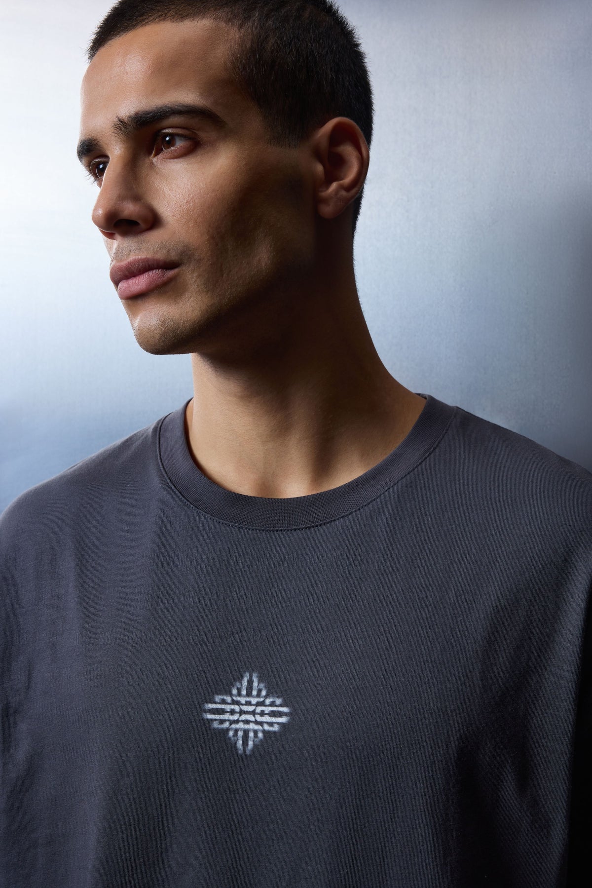 LUXURY IN MOTION EMBLEM T-SHIRT - CHARCOAL