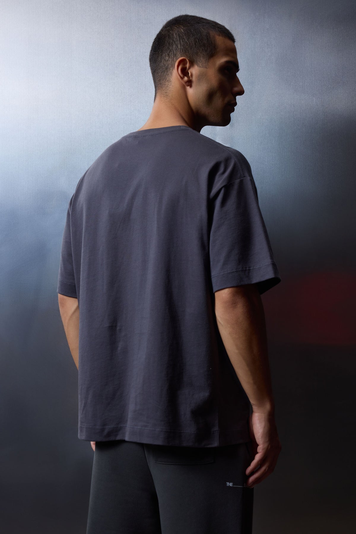 LUXURY IN MOTION EMBLEM T-SHIRT - CHARCOAL