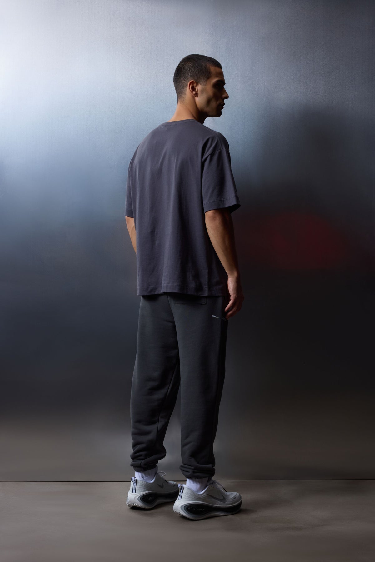 LUXURY IN MOTION EMBLEM T-SHIRT - CHARCOAL