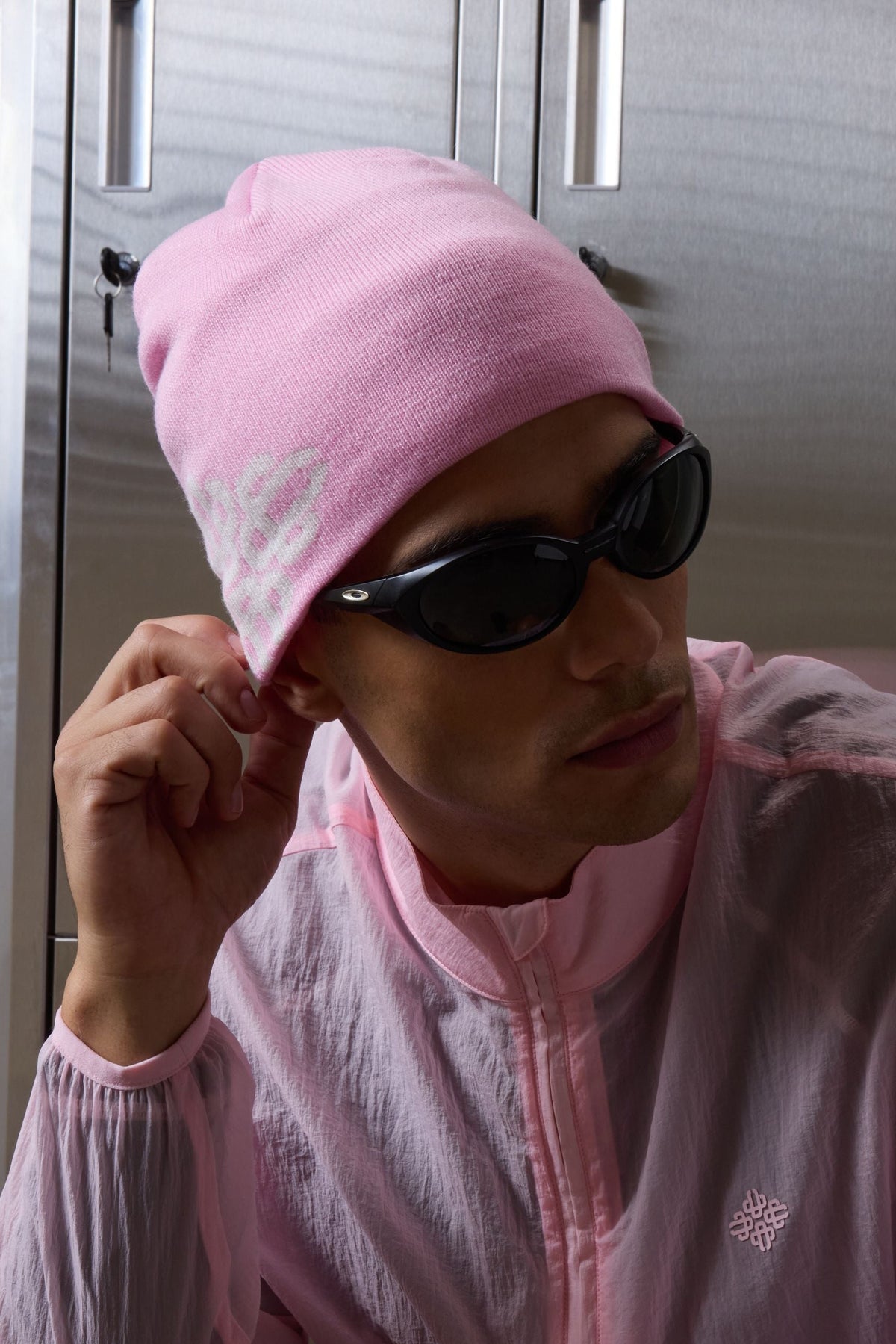 TONAL INTARSIA EMBLEM BEANIE - PINK