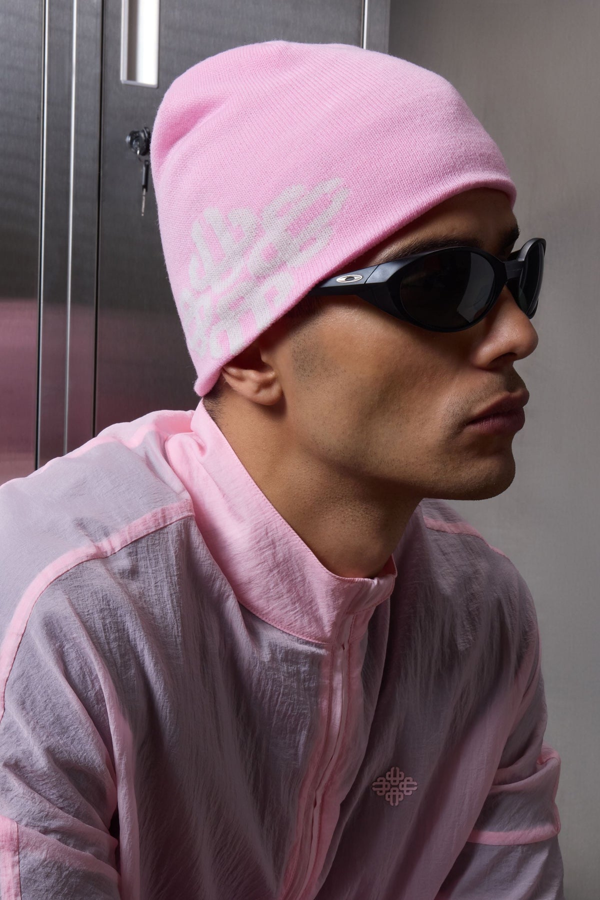 TONAL INTARSIA EMBLEM BEANIE - PINK
