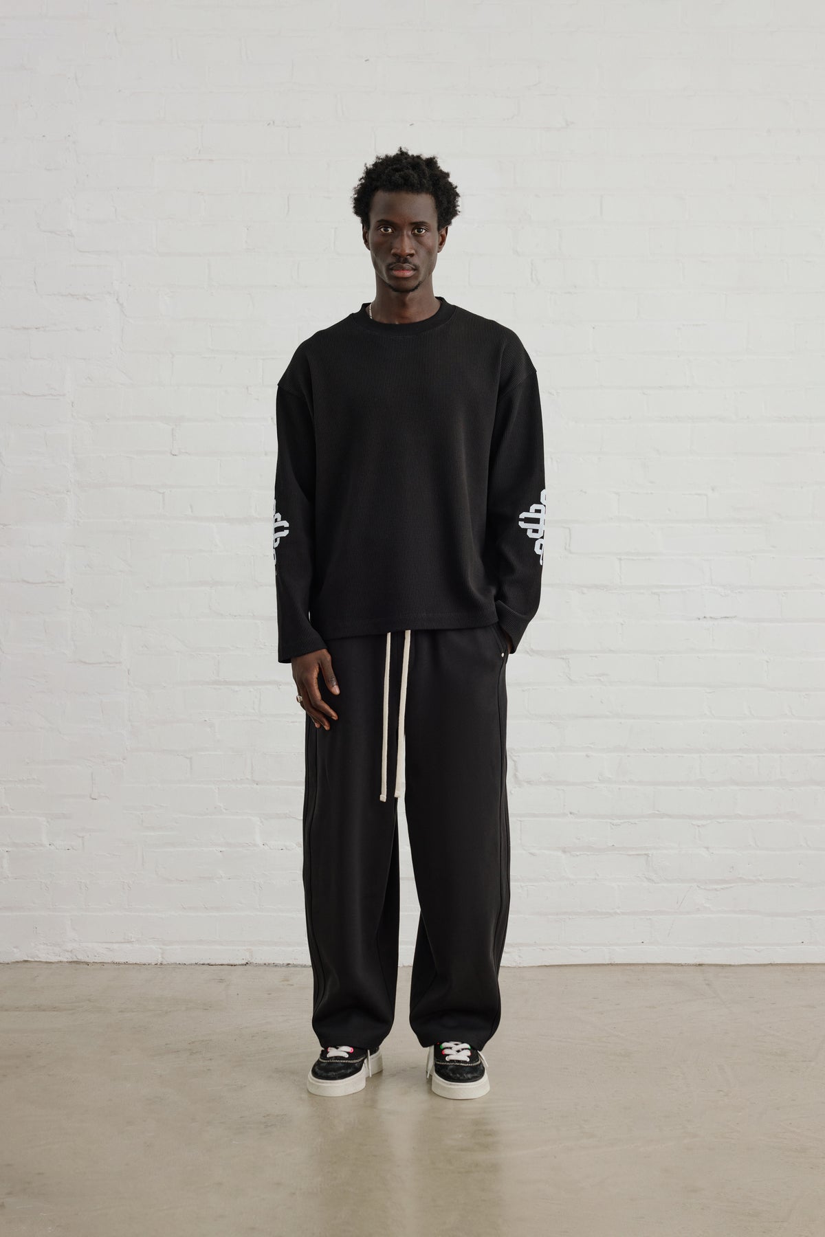 EMBLEM WAFFLE LONG SLEEVE T-SHIRT - BLACK