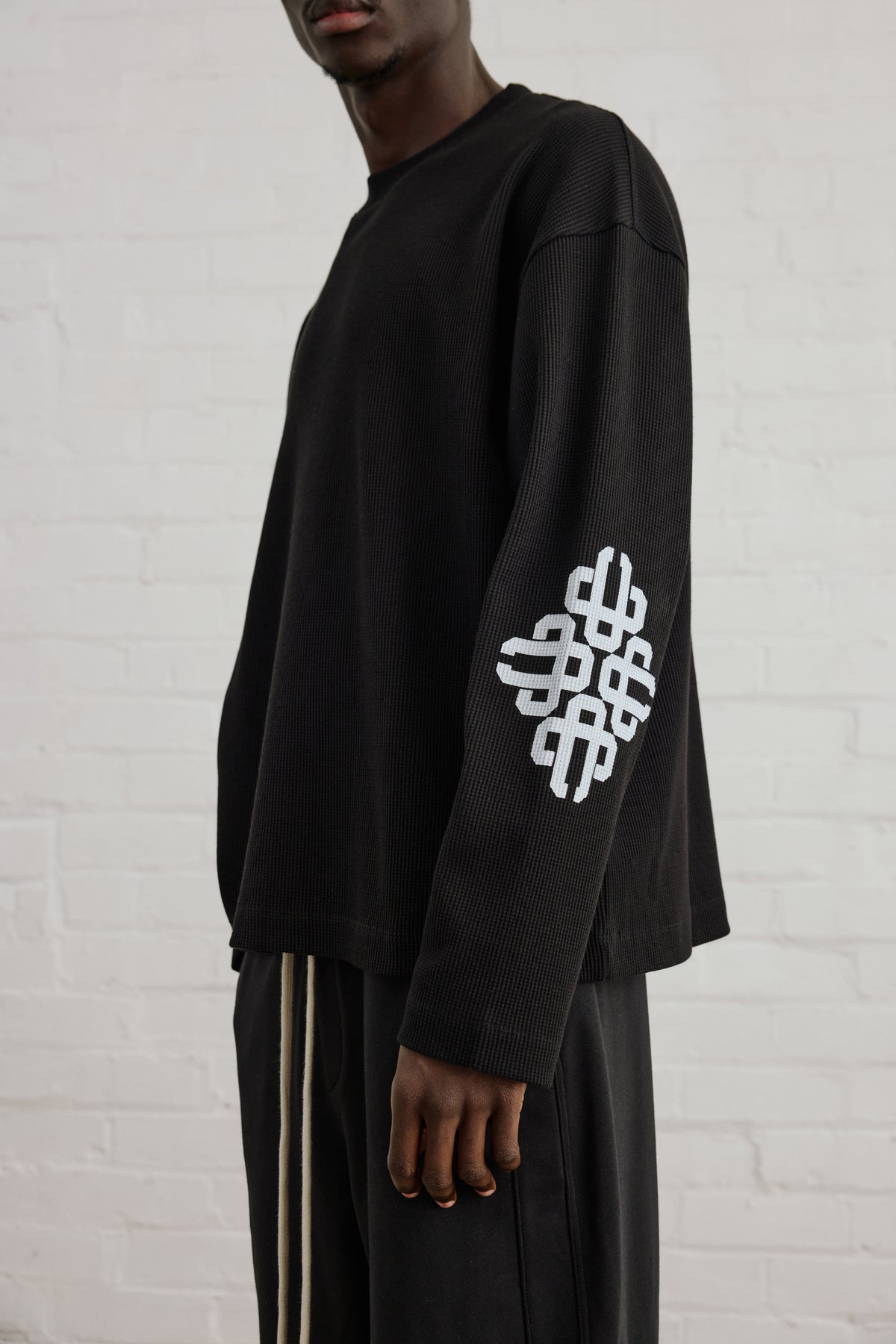 EMBLEM WAFFLE LONG SLEEVE T-SHIRT - BLACK