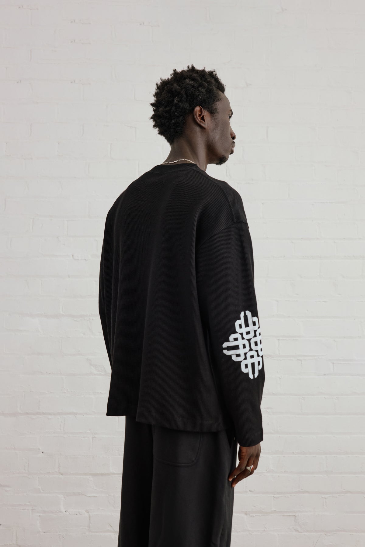 EMBLEM WAFFLE LONG SLEEVE T-SHIRT - BLACK