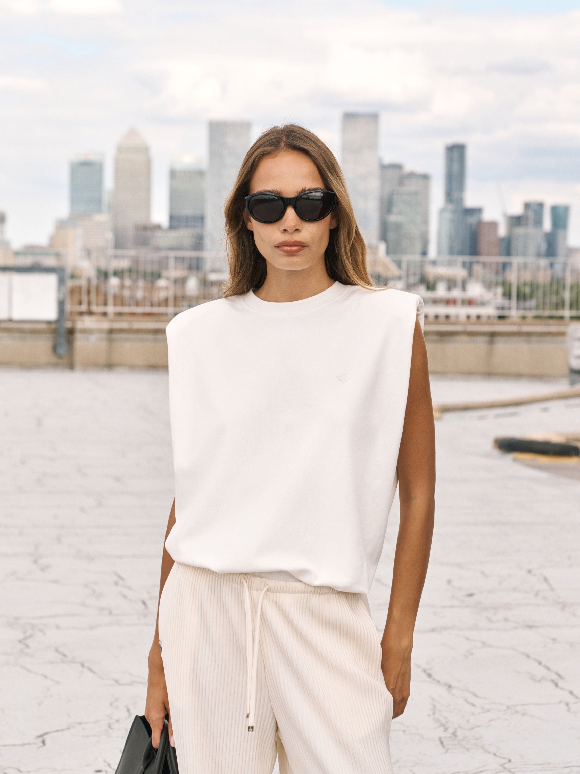 SLEEVELESS SHOULDER PAD T-SHIRT - WHITE