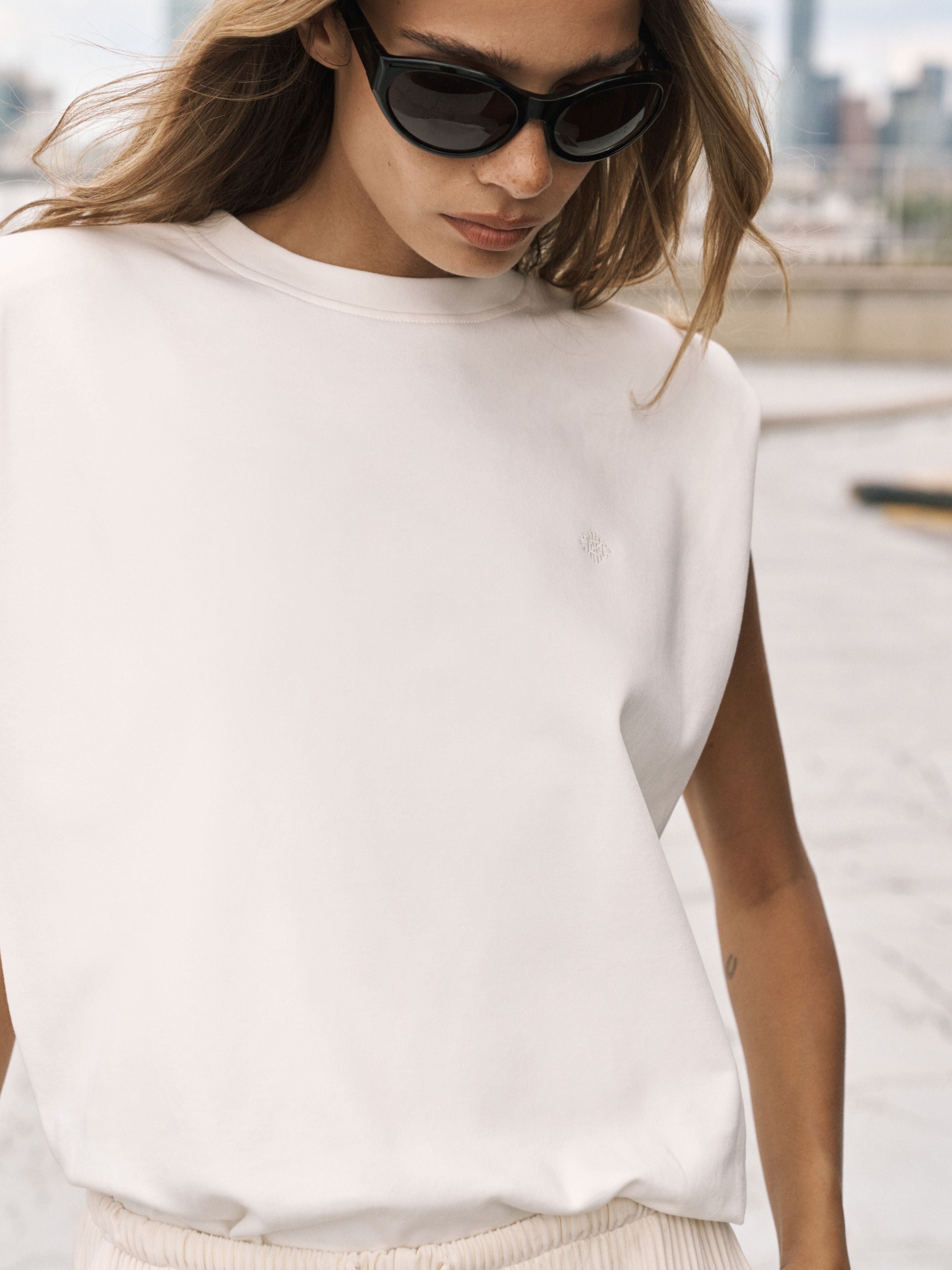 SLEEVELESS SHOULDER PAD T-SHIRT - WHITE