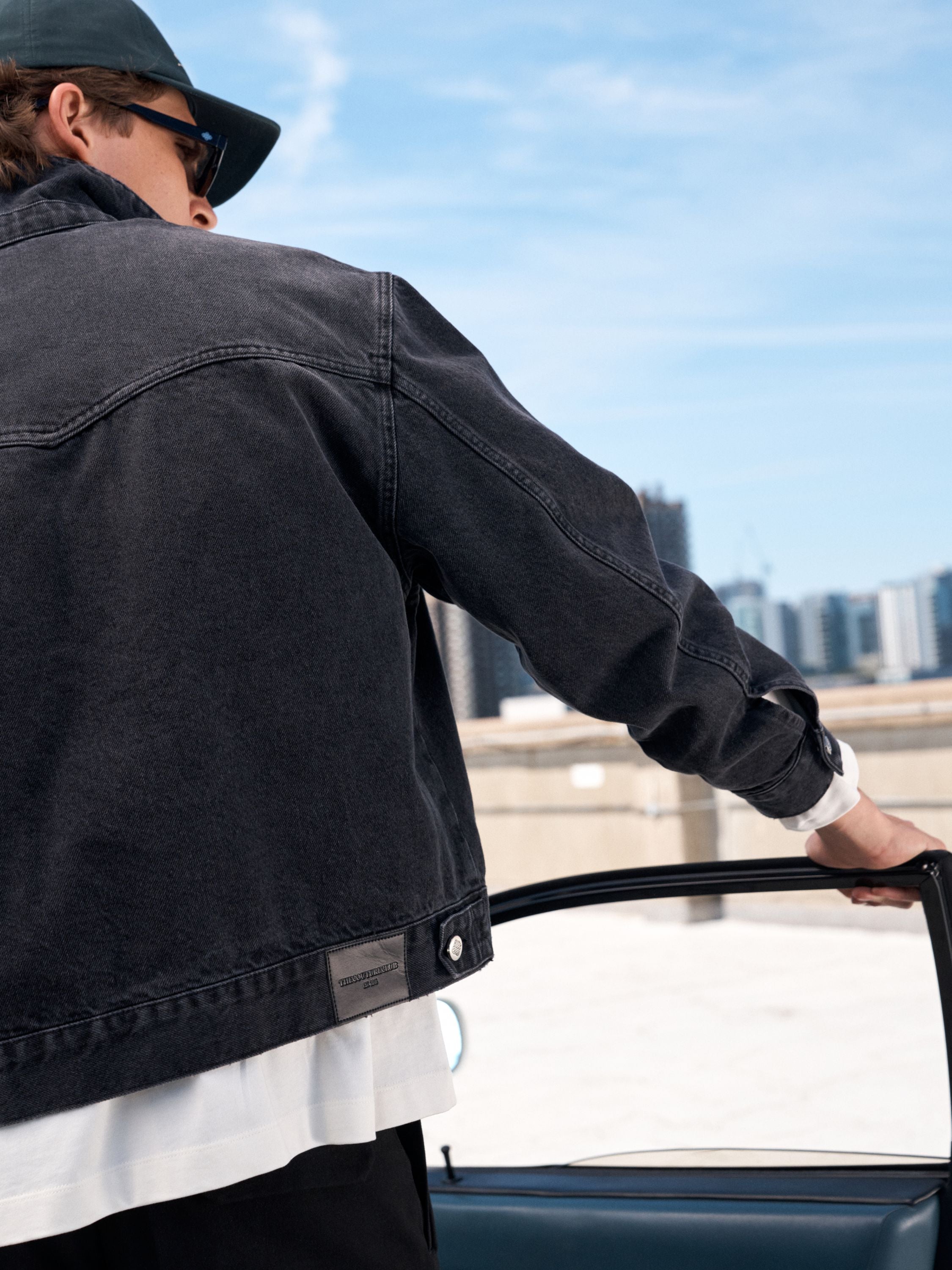 WASHED DENIM TRUCKER JACKET - BLACK WASH