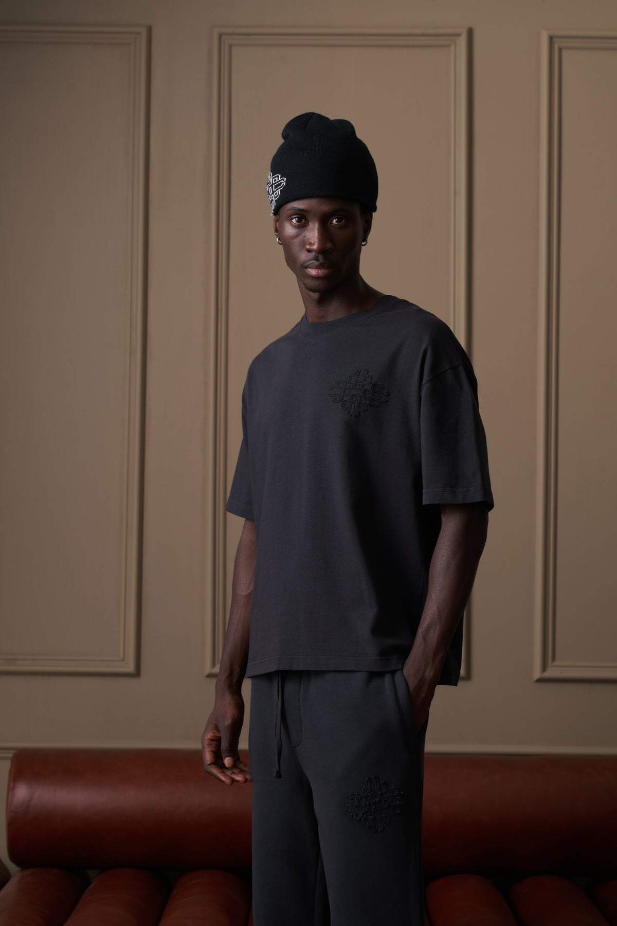 DISTRESSED APPLIQUE T-SHIRT - BLACK