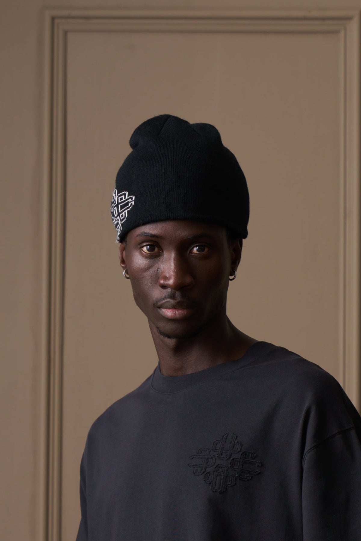 INTARSIA EMBLEM BEANIE - BLACK
