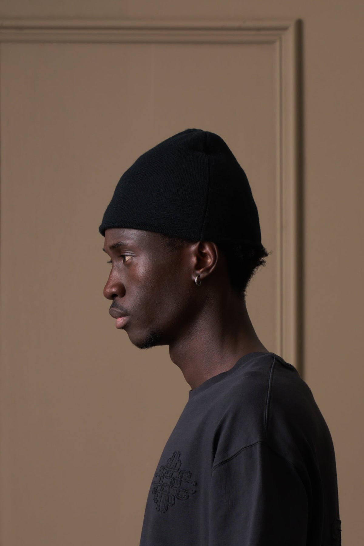 INTARSIA EMBLEM BEANIE - BLACK
