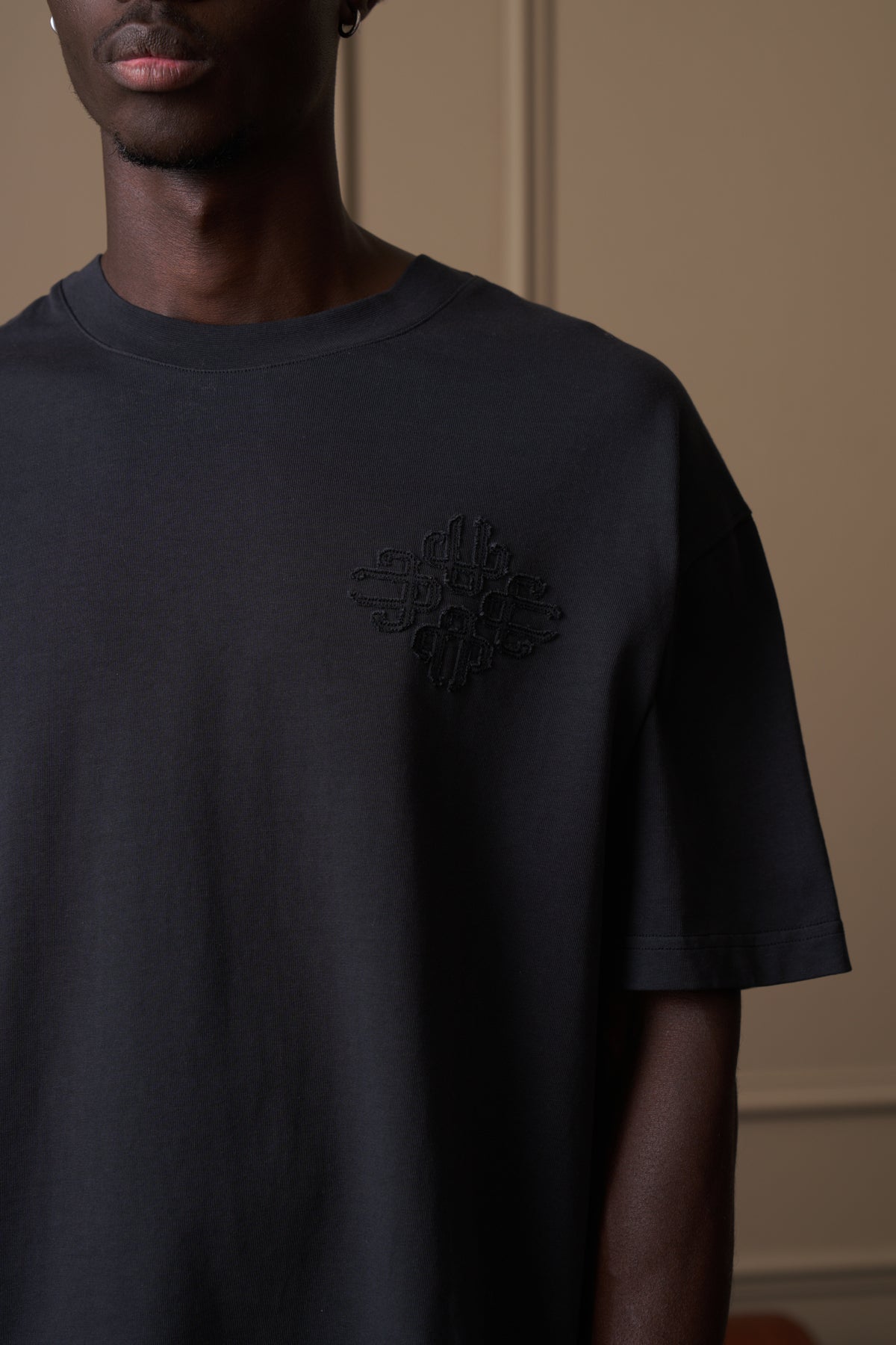 DISTRESSED APPLIQUE T-SHIRT - BLACK