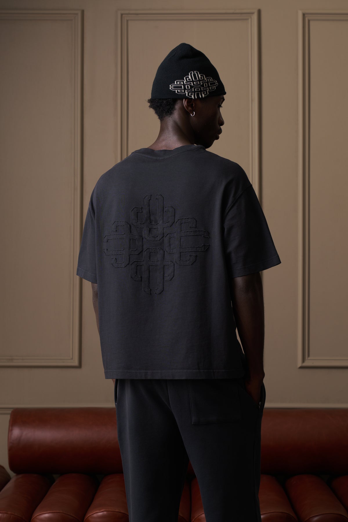 DISTRESSED APPLIQUE T-SHIRT - BLACK