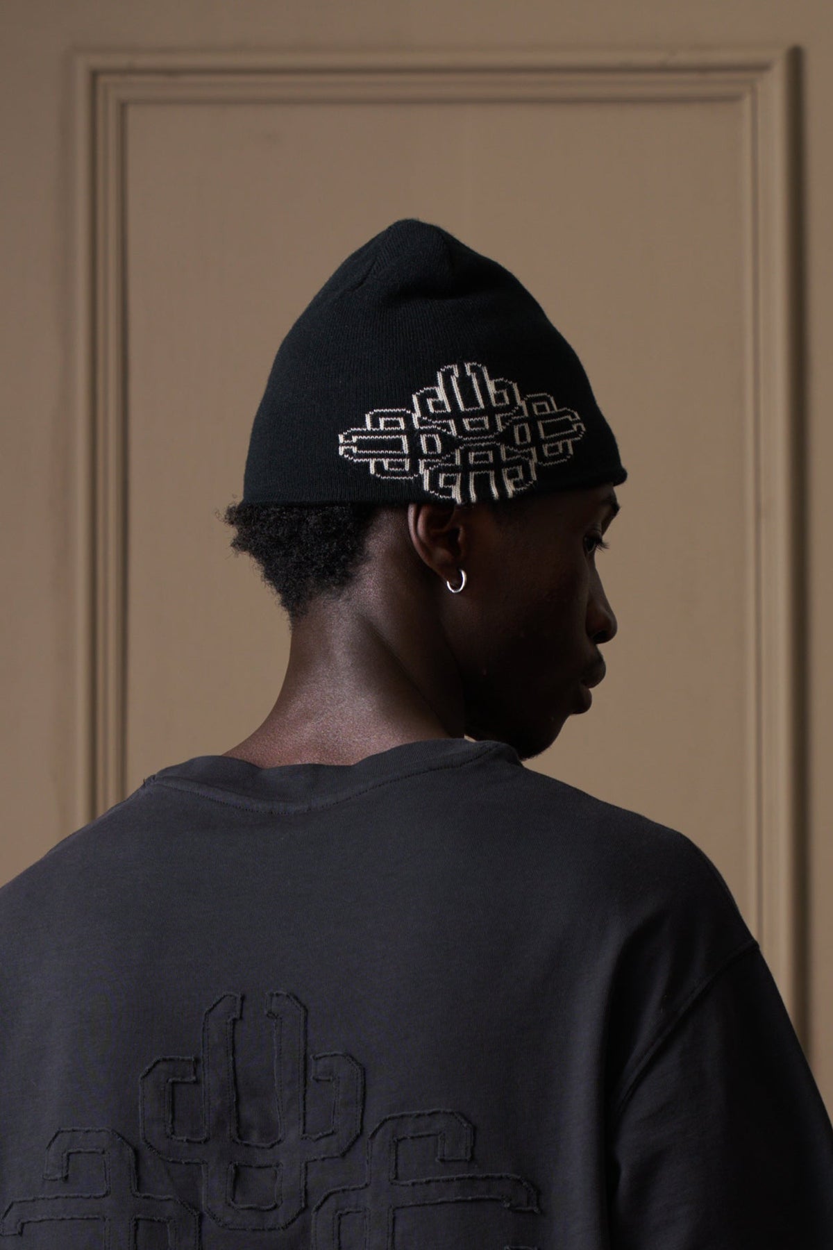 INTARSIA EMBLEM BEANIE - BLACK
