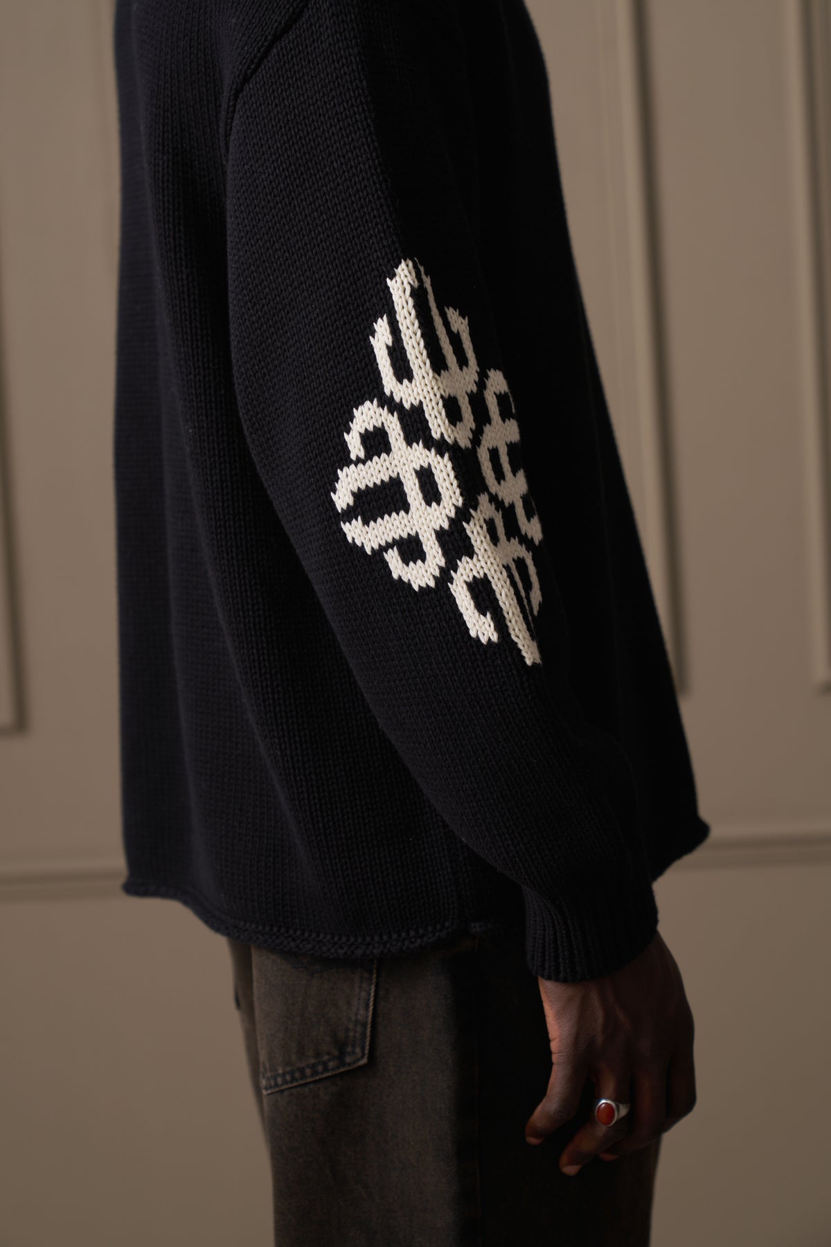 CHUNKY KNIT EMBLEM ELBOW JUMPER - BLACK