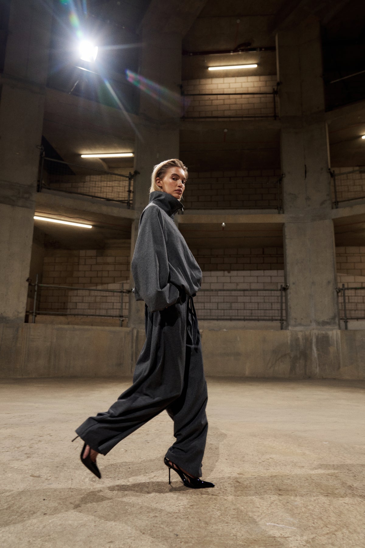 WOOL DRAWSTRING BARREL TROUSERS - CHARCOAL