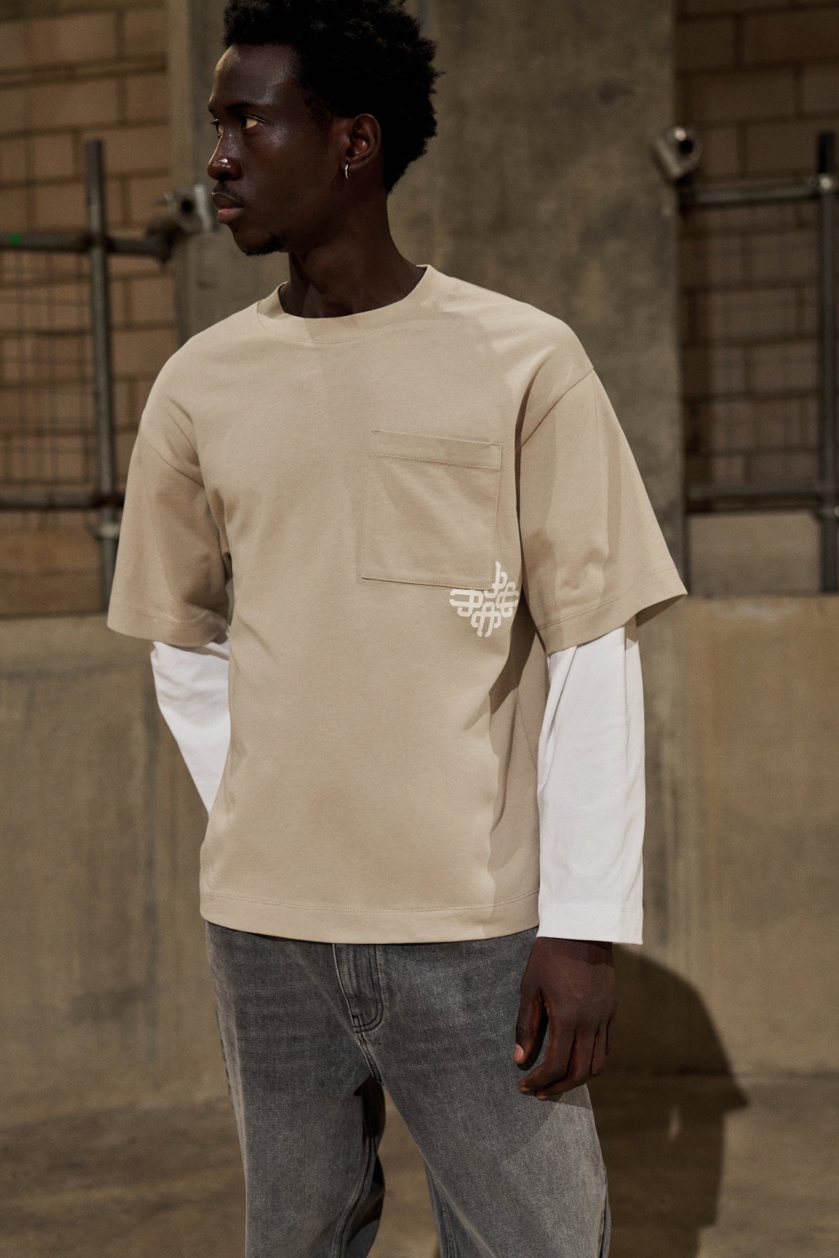 DOUBLE LAYER EMBLEM LONG SLEEVE T-SHIRT - BEIGE