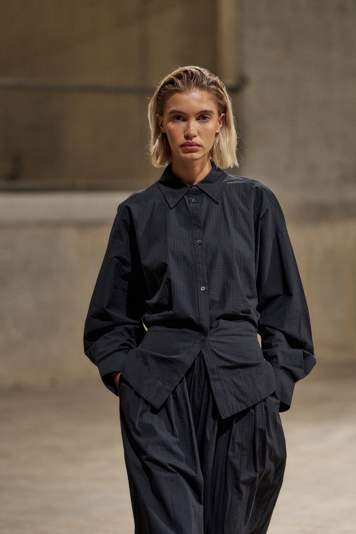 MICRO CHECK CONTOUR SEAM SHIRT - NAVY