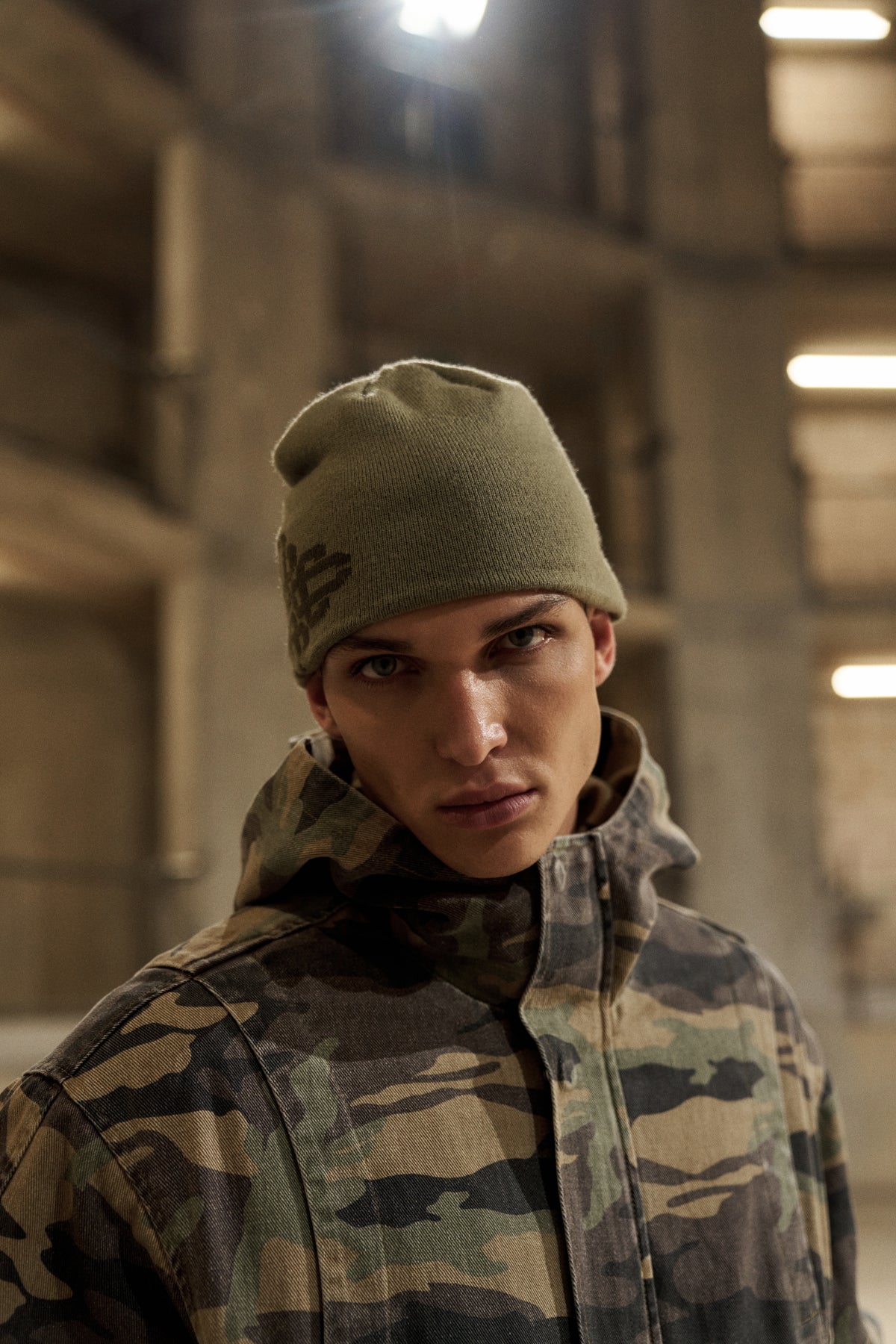 TONAL INTARSIA EMBLEM BEANIE - KHAKI