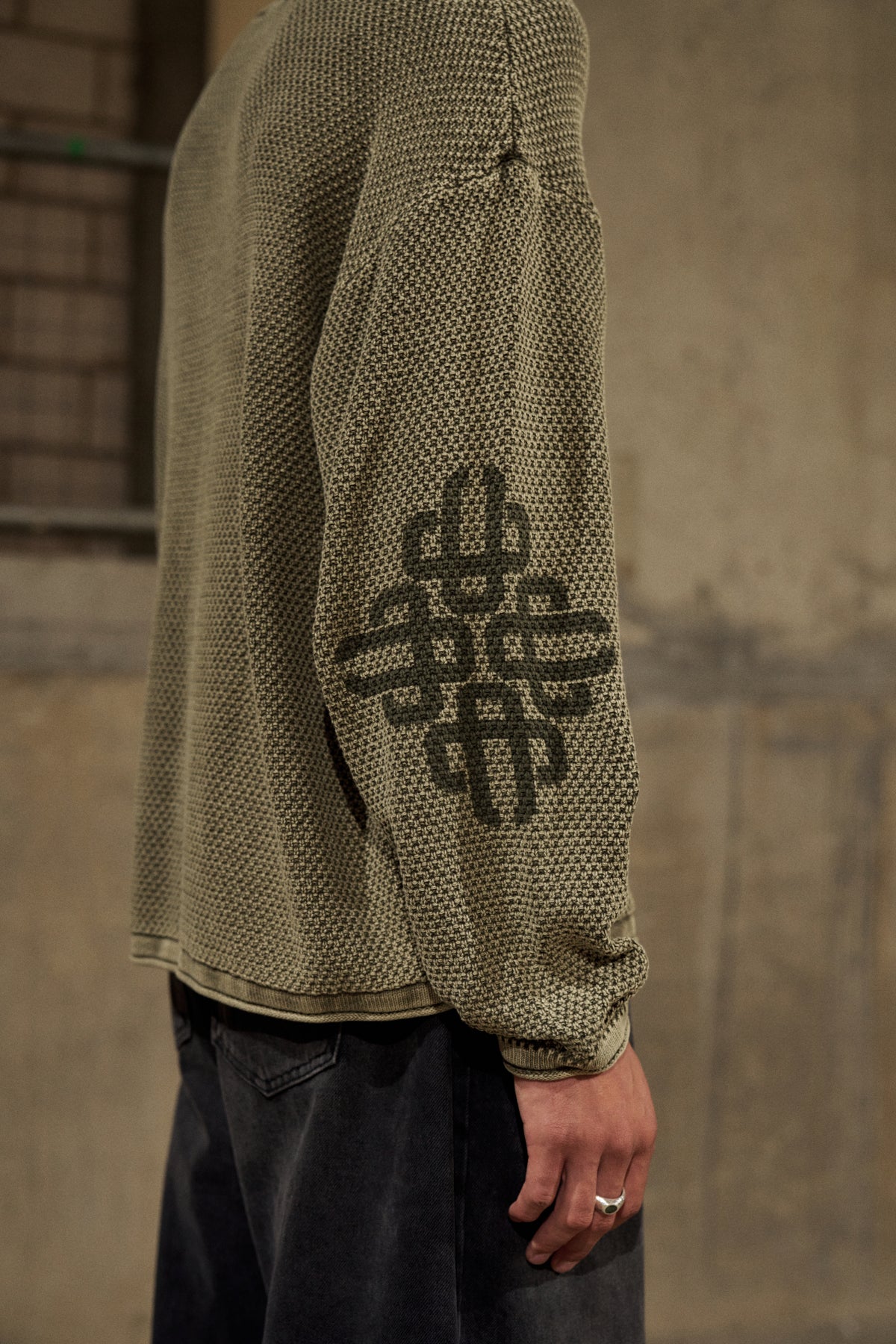 WASHED EMBLEM KNIT CREW - KHAKI