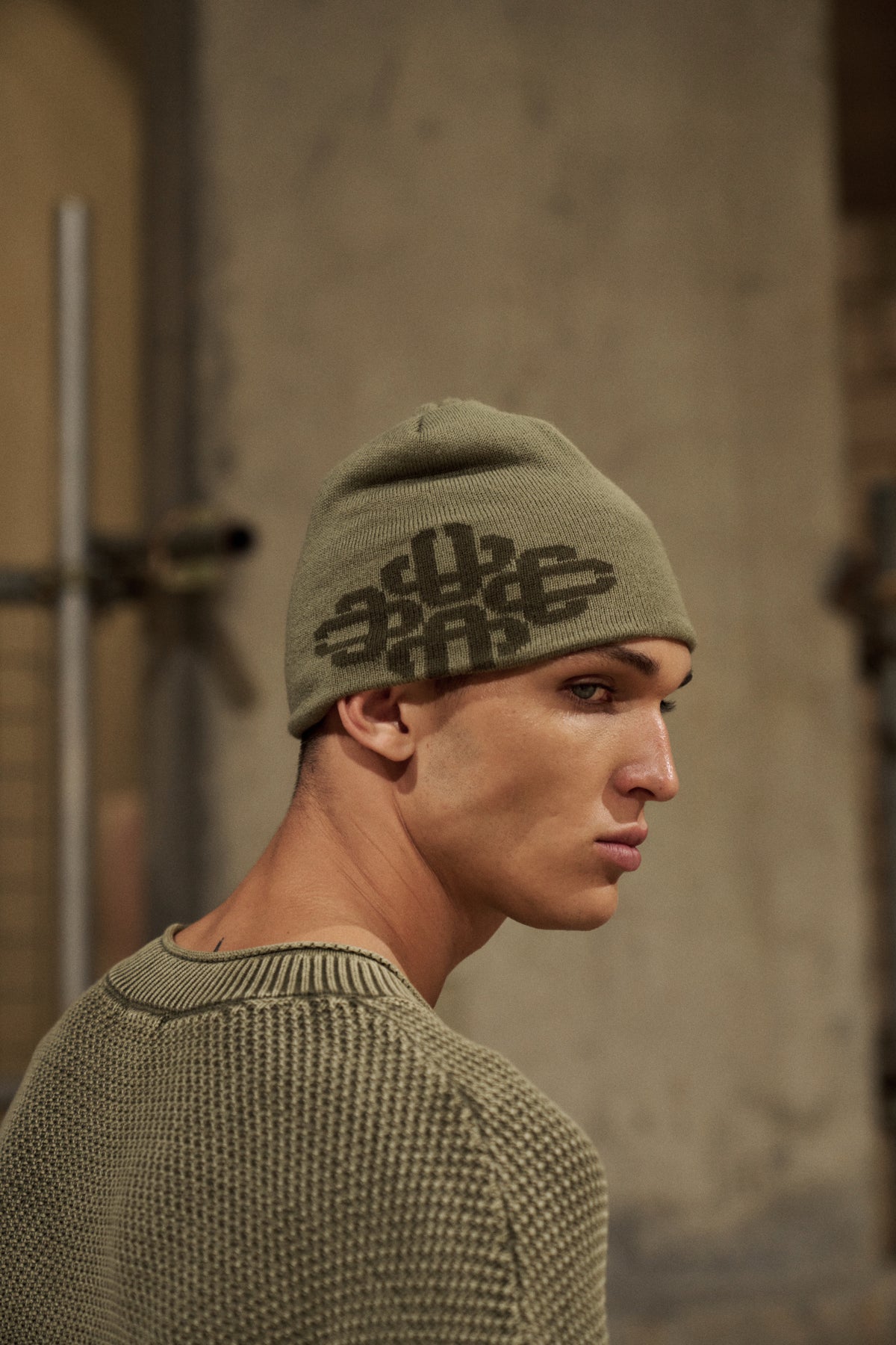 TONAL INTARSIA EMBLEM BEANIE - KHAKI