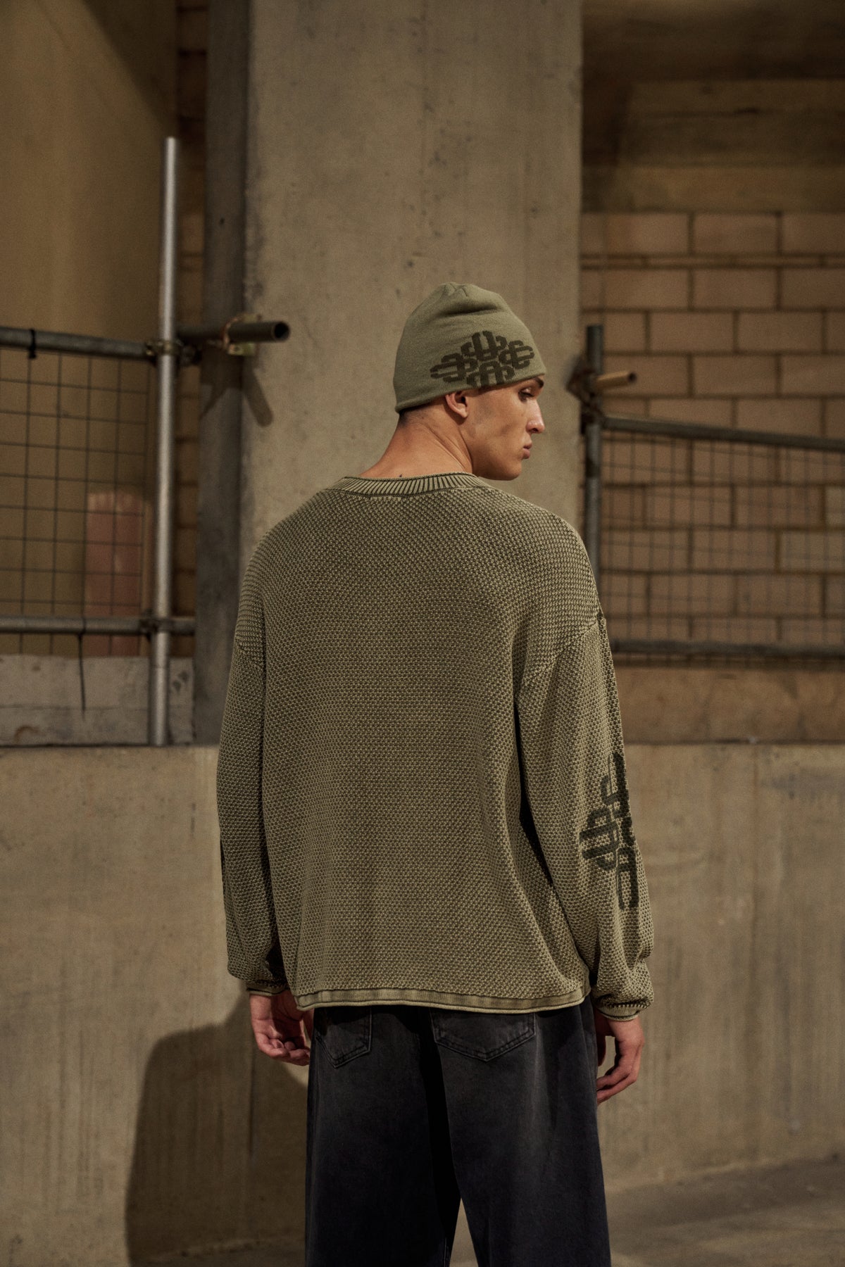 WASHED EMBLEM KNIT CREW - KHAKI