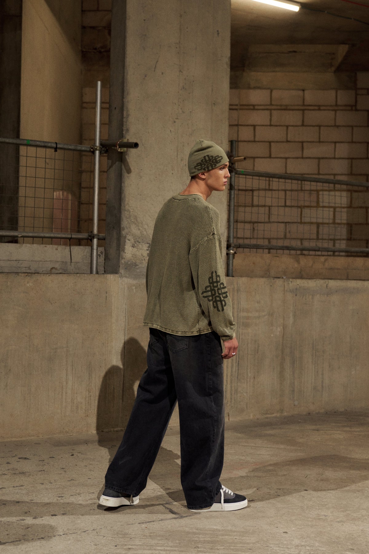WASHED EMBLEM KNIT CREW - KHAKI
